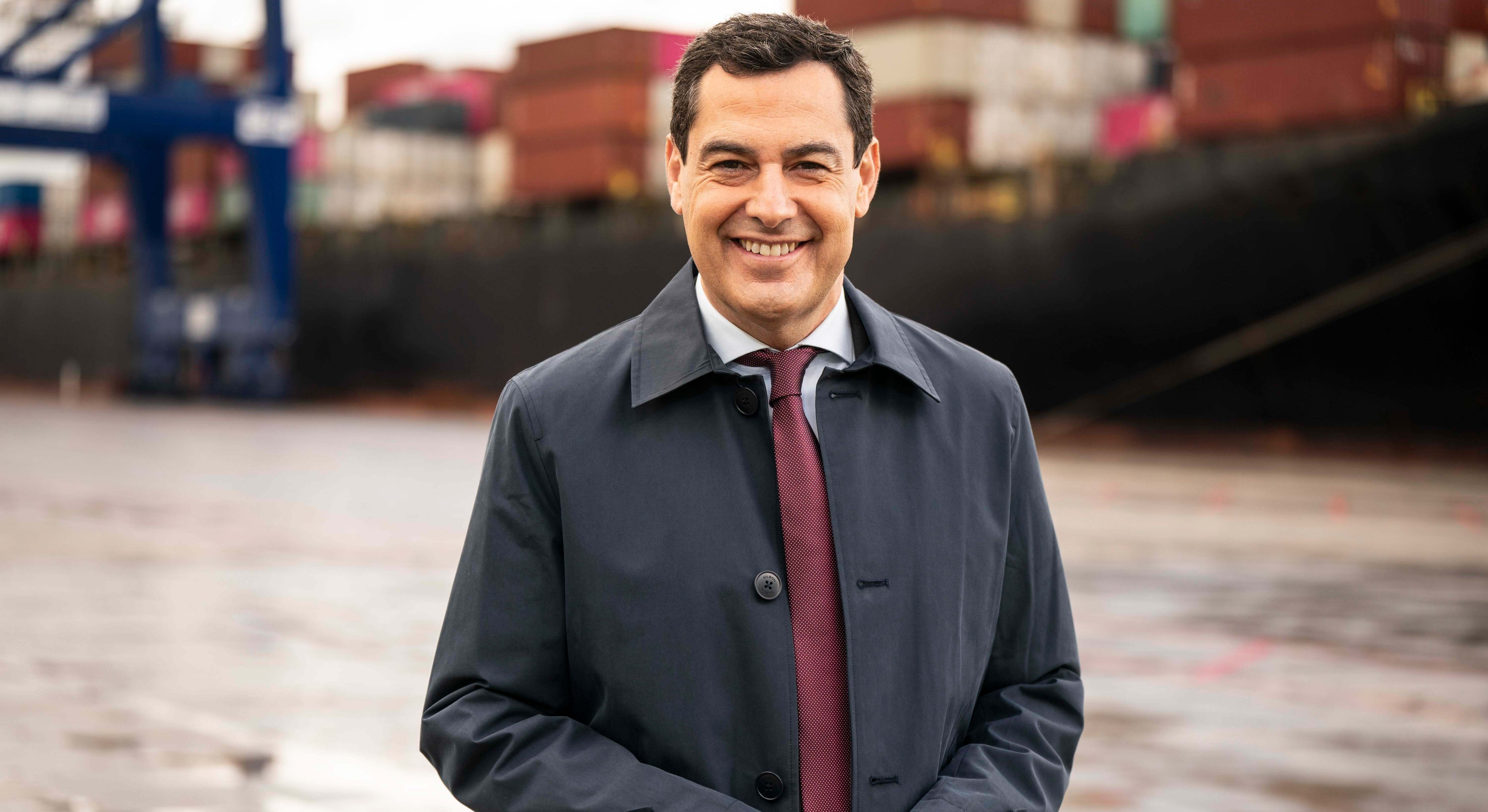 Juanma Moreno en el Puerto de Algeciras.