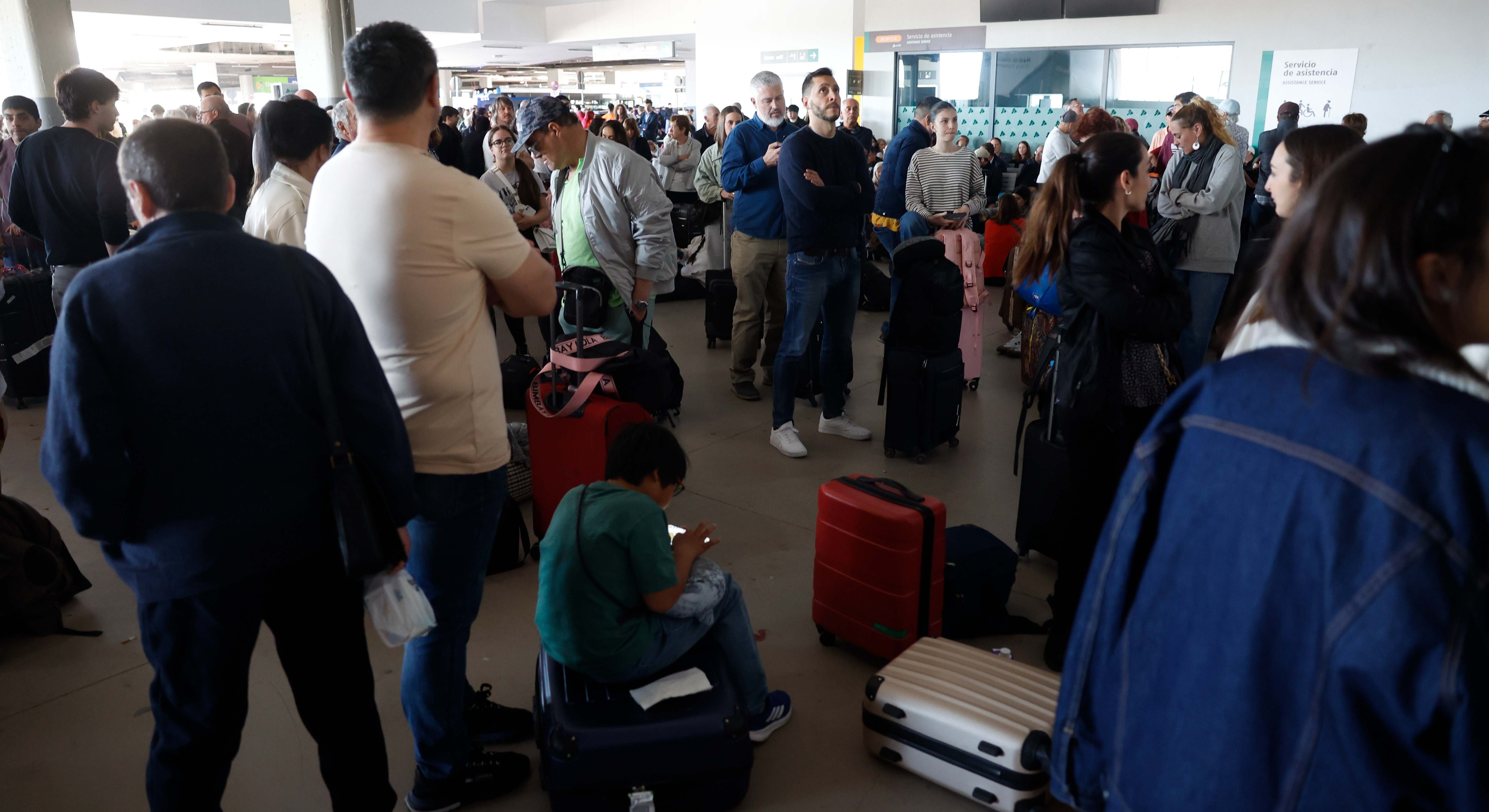 Varias personas ven sus viajes de tren cancelados por el apagón