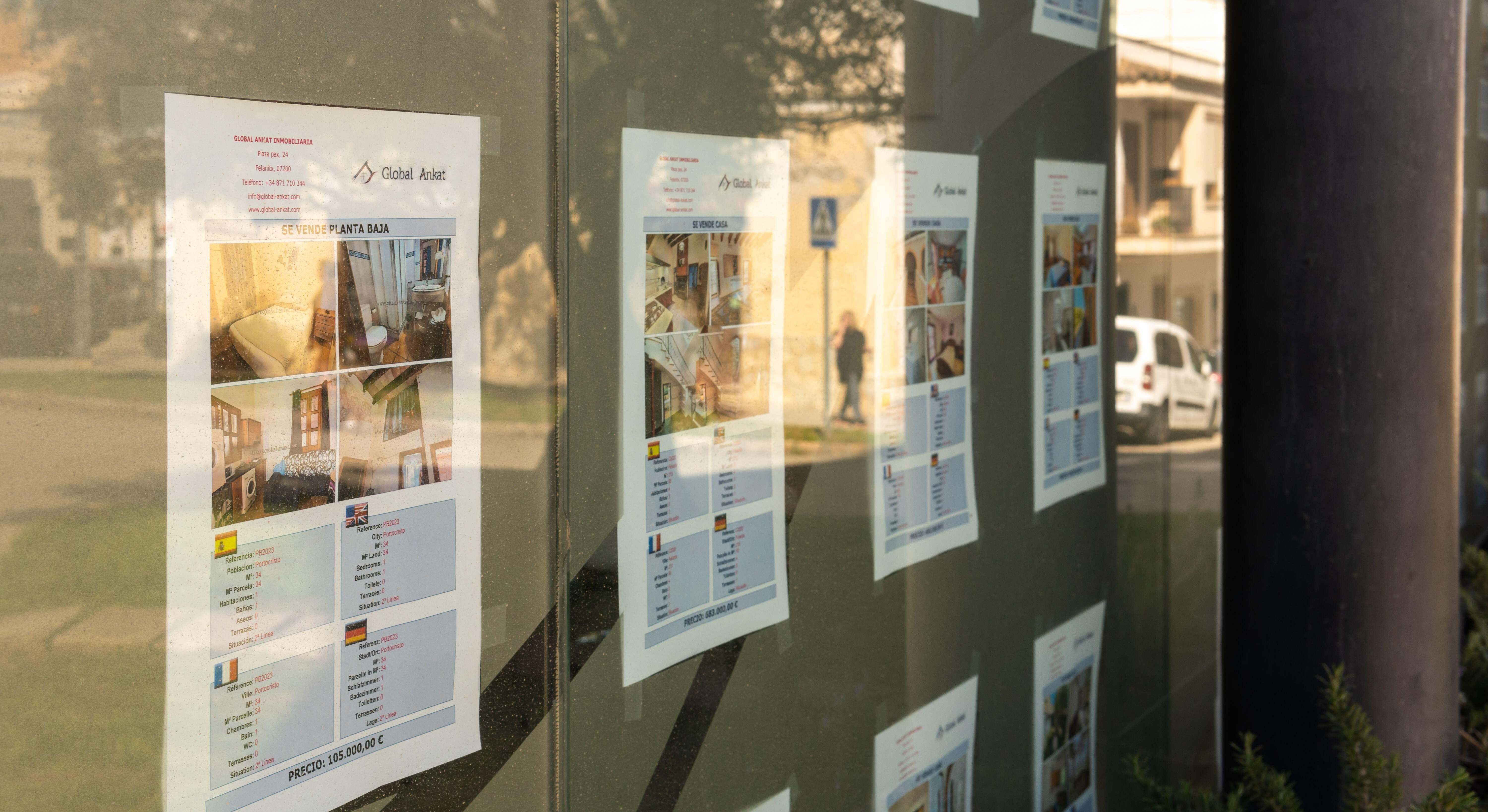 Escaparate de una agencia inmobiliaria. Foto: Alamy