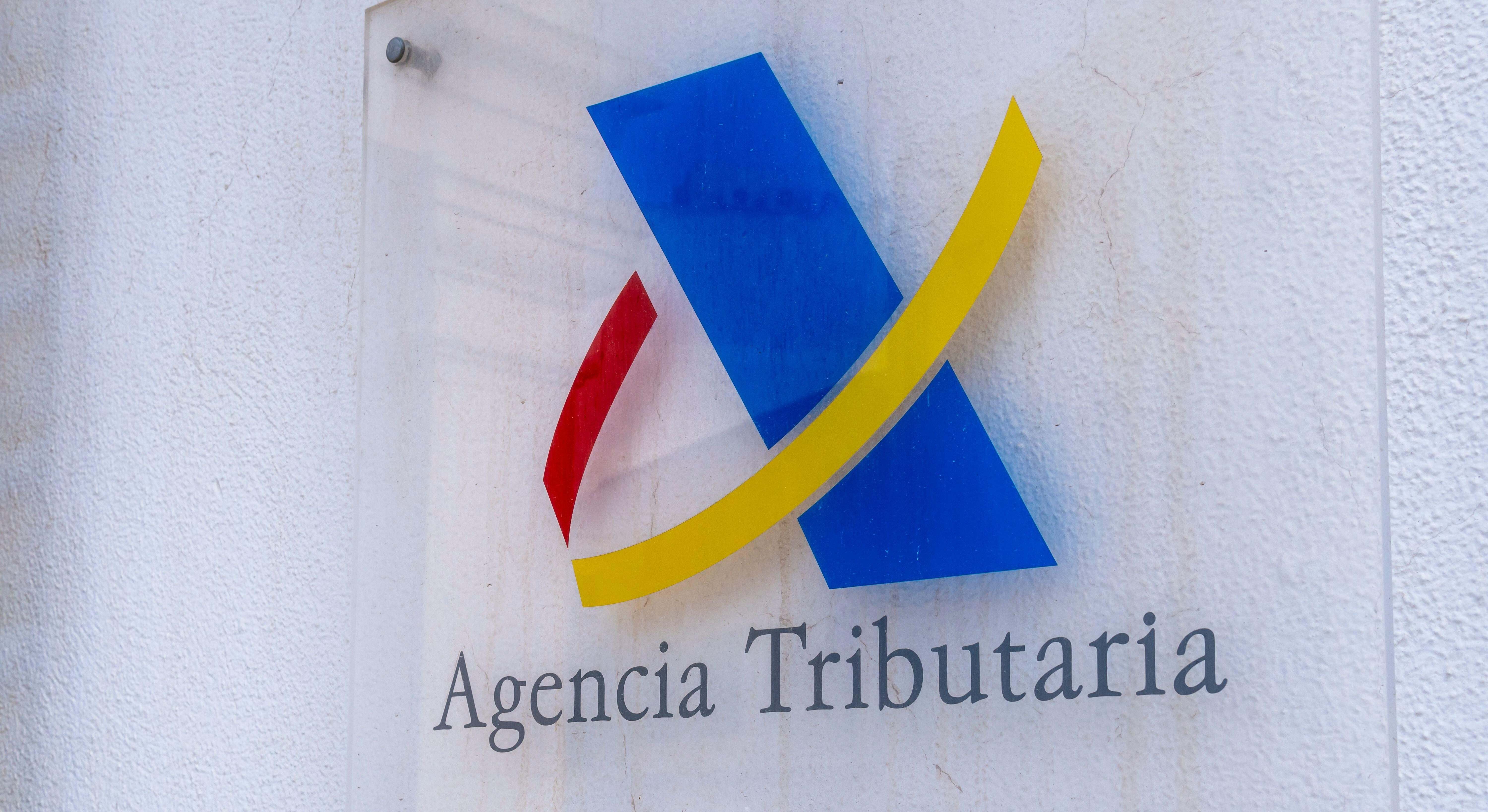 Logo de la Agencia Tributaria en un edificio