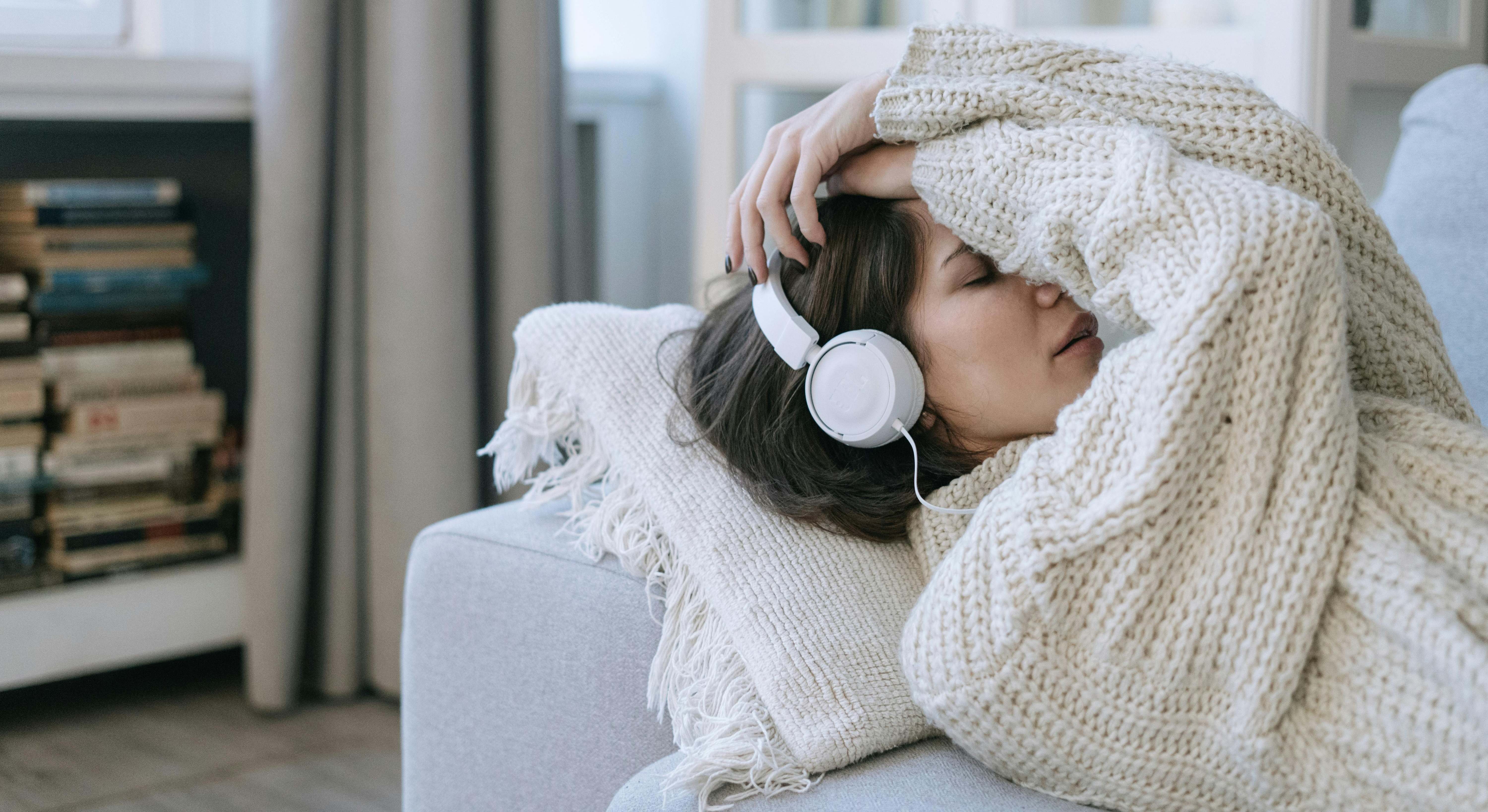 Mujer de mediana edad escucha música