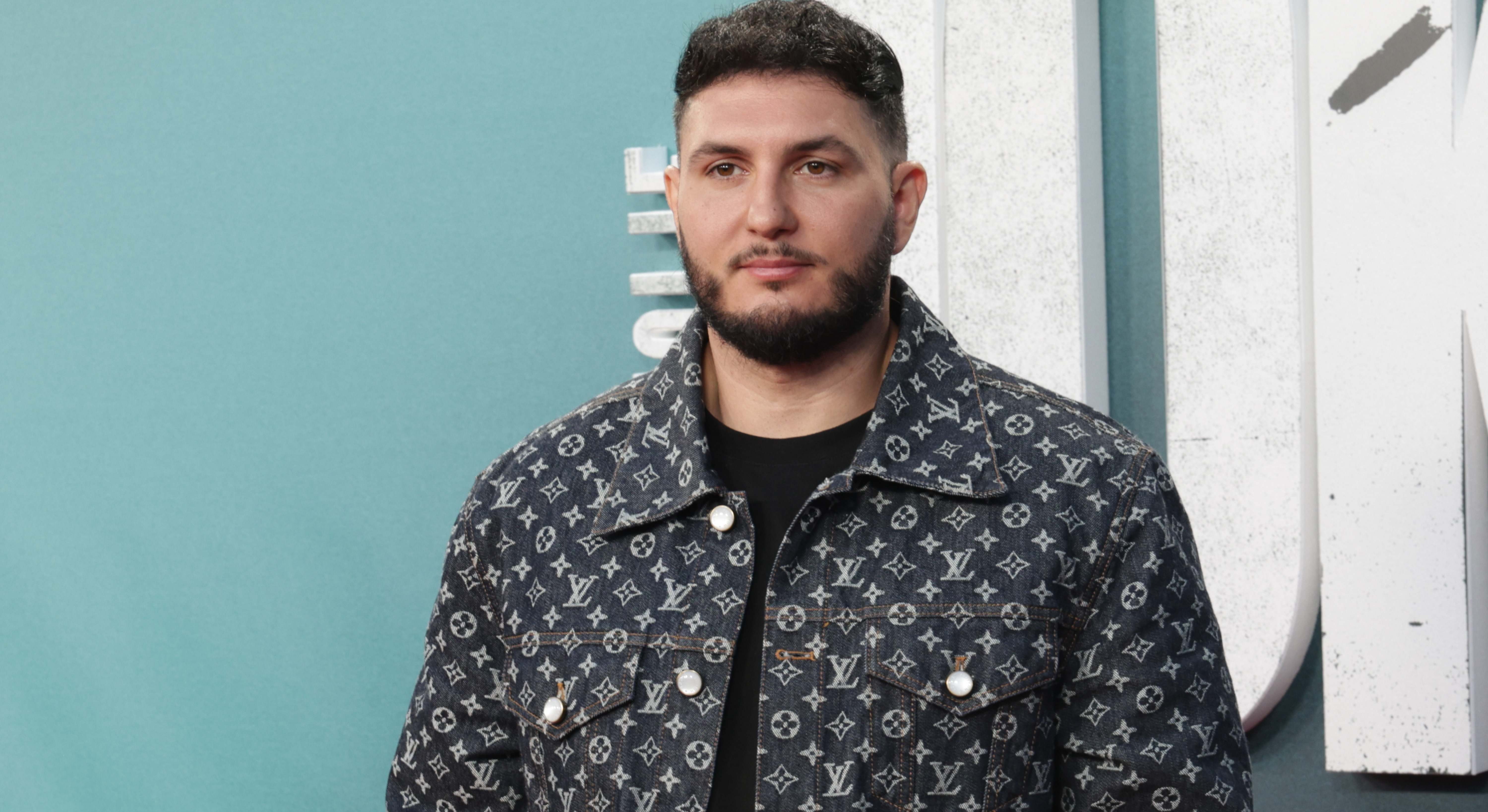 El cantante Omar Montes posando en un photocall