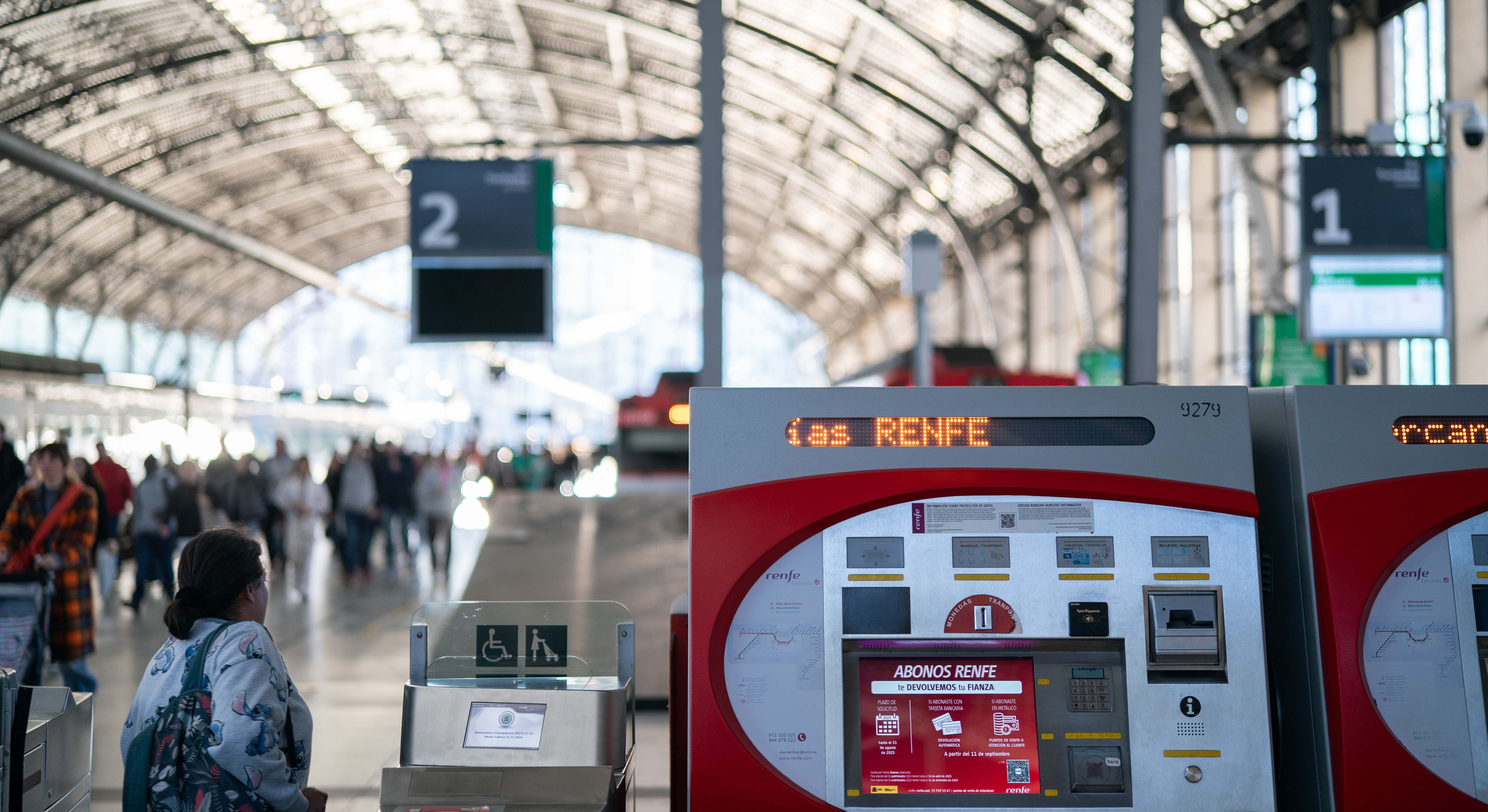 Andenes de Cercanías de la Estación de Abando-Indalecio Prieto, a 28 de noviembre de 2024, en Bilbao, Vizcaya, País Vasco (España).