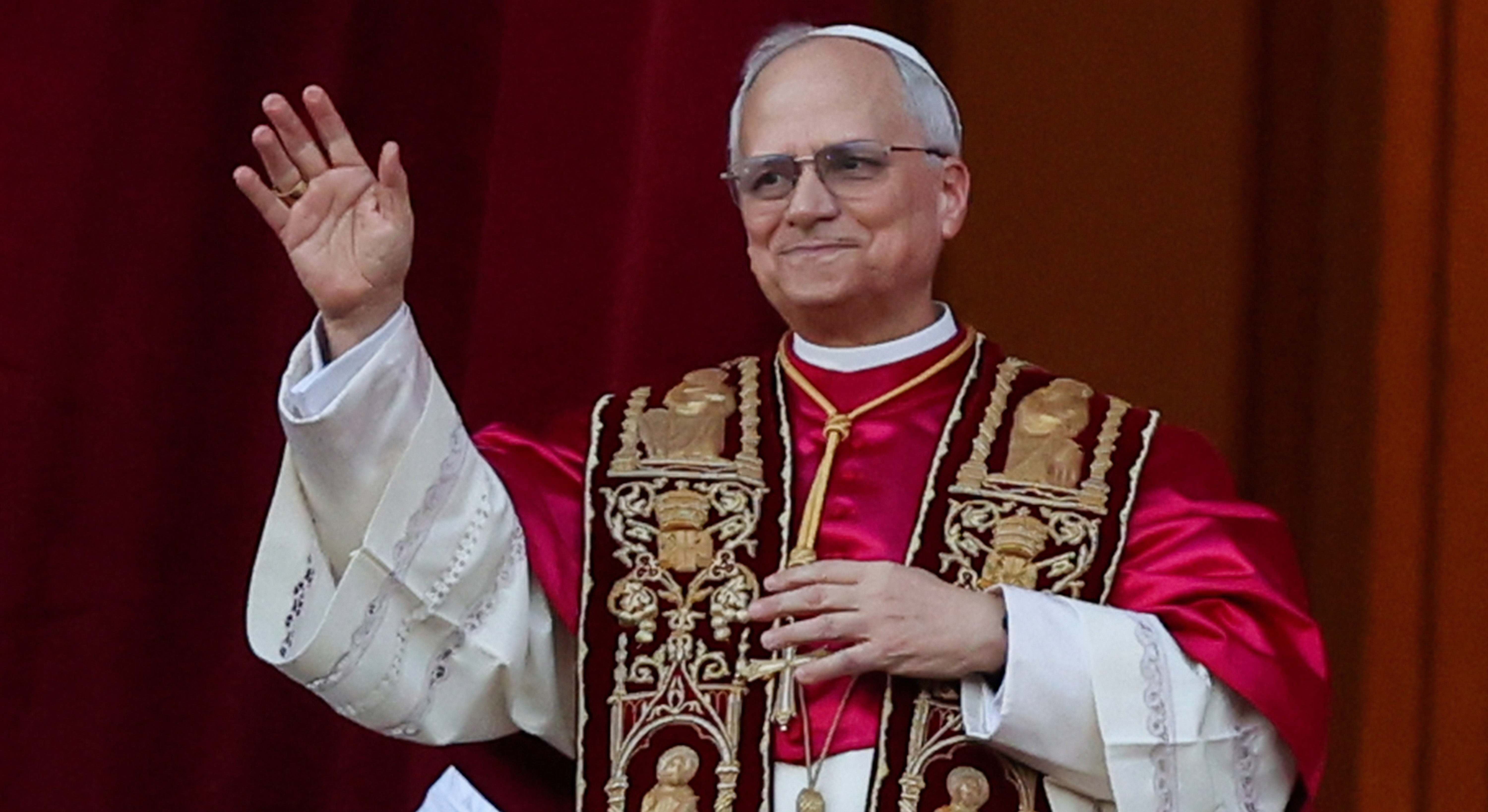 El nuevo Papa León XIV aparece en el balcón central de la Basílica de San Pedro