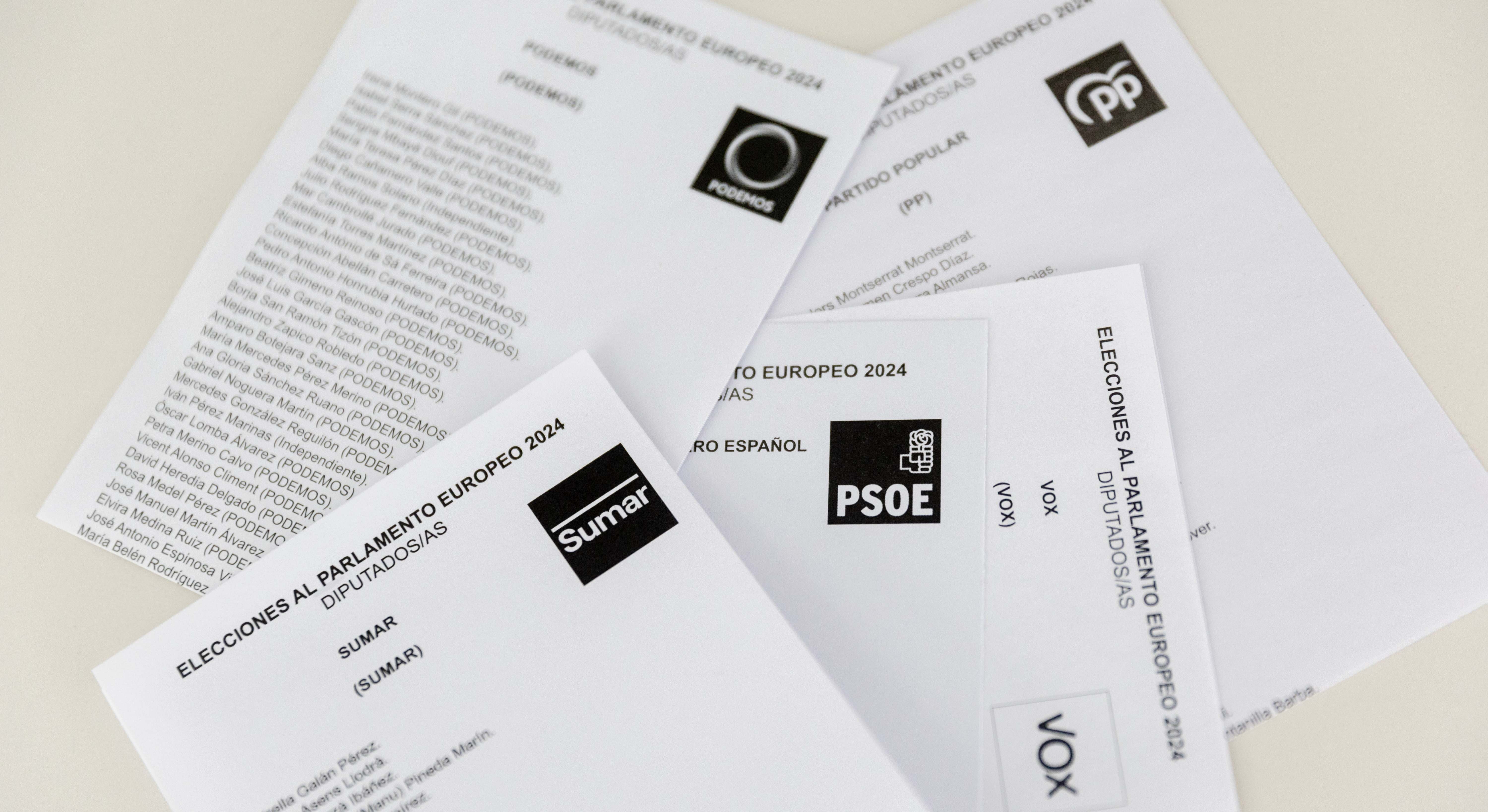 Papeletas electorales de diferentes partidos políticos que se presentan como candidatos al Parlamento Europeo