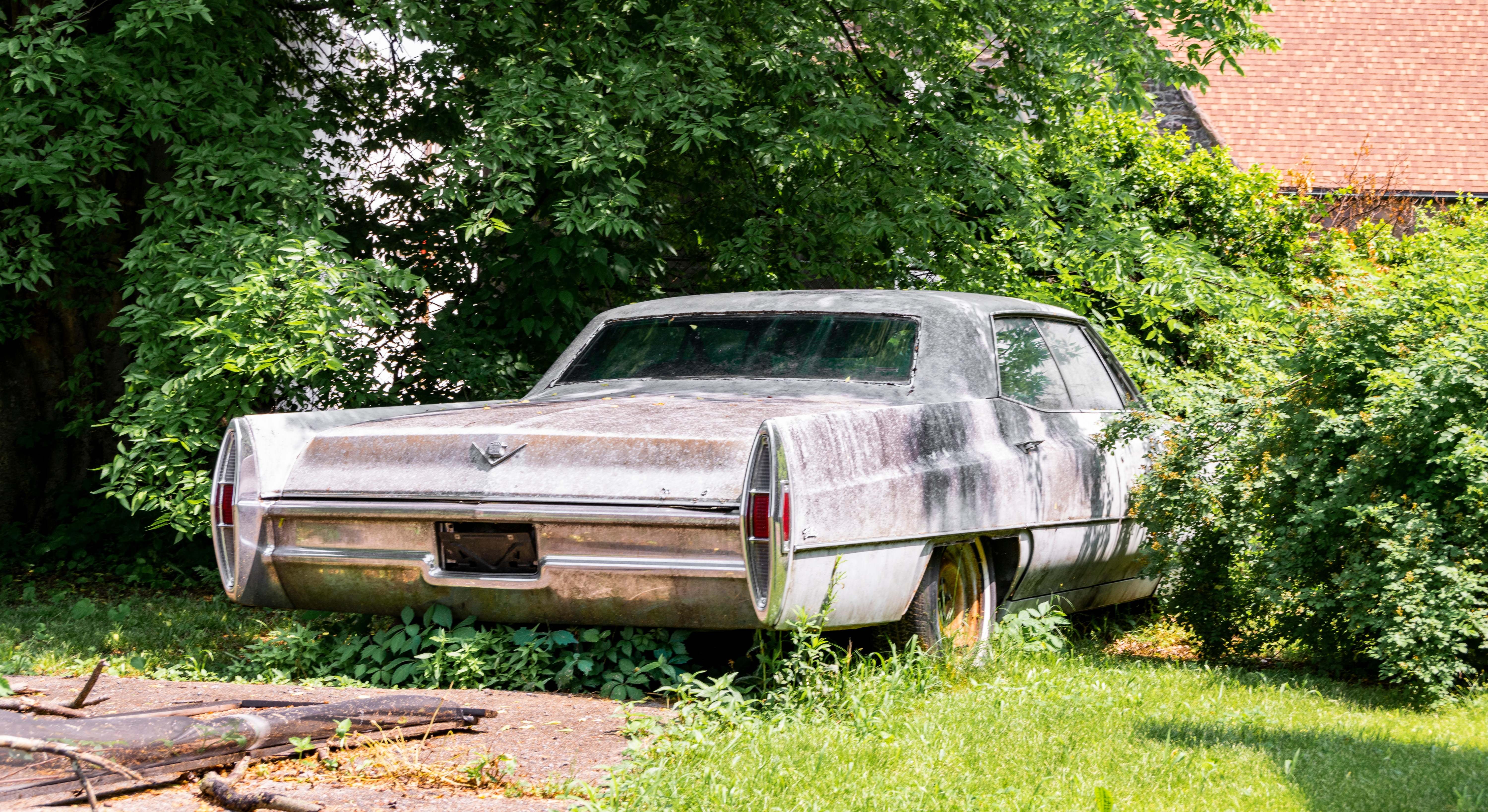 Coche abandonado en patio trasero