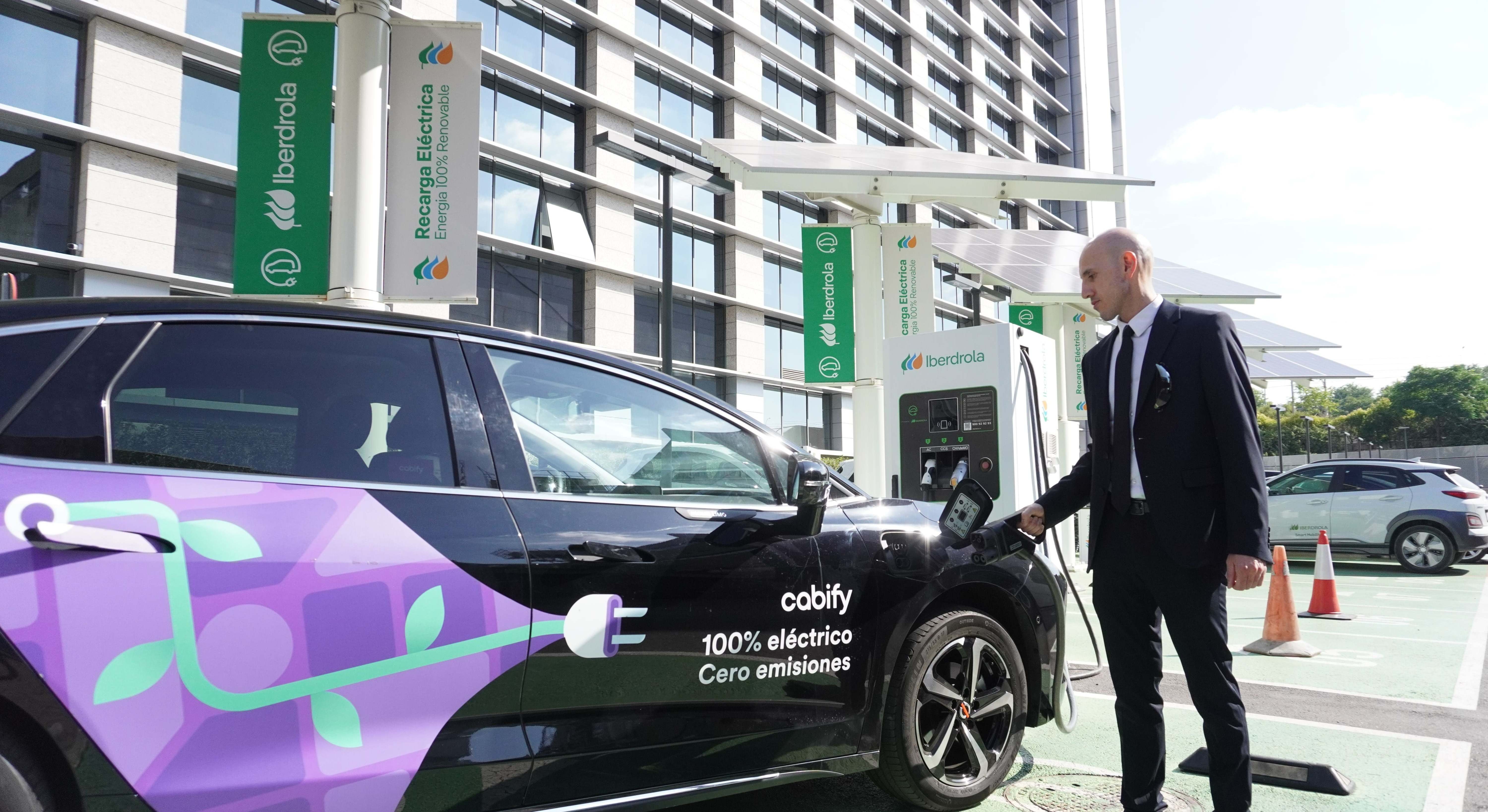 Un vehículo electrificado de Cabiffy recarga en un punto de Iberdrola. / Iberdrola y Vecttor