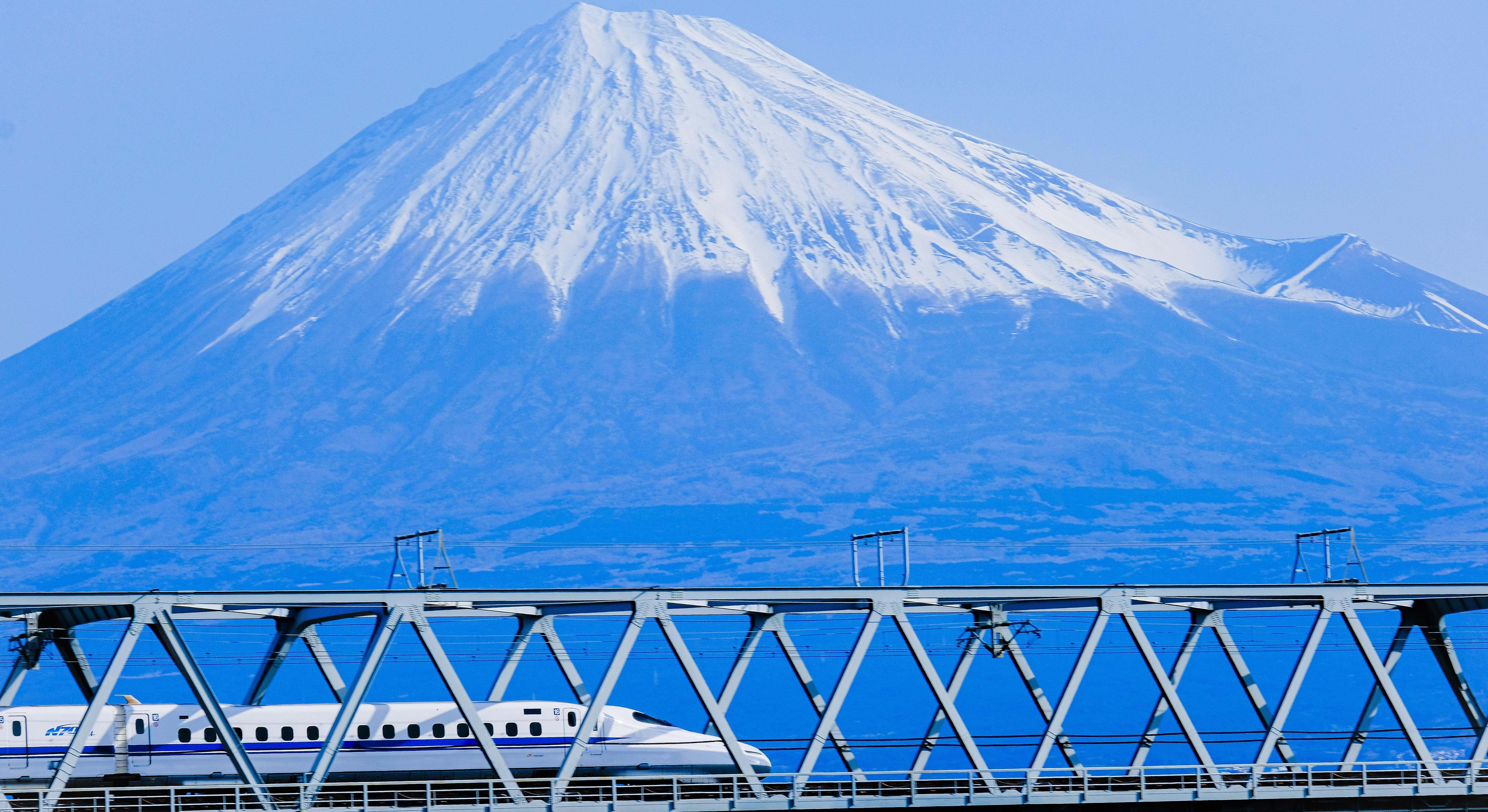 Tren Bala a su paso con el monte Fuji al fondo.