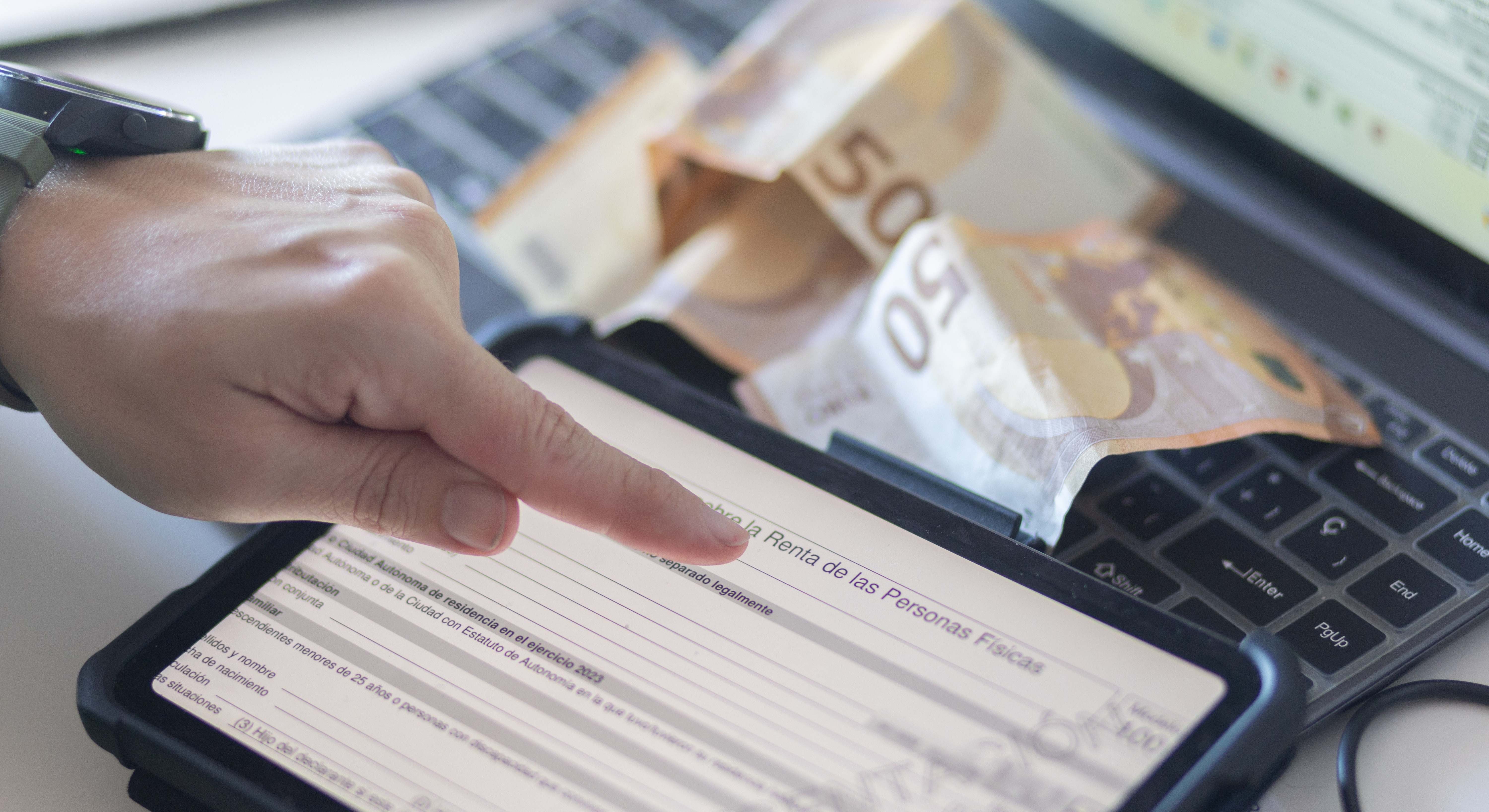 Una persona hace la declaración de la Renta