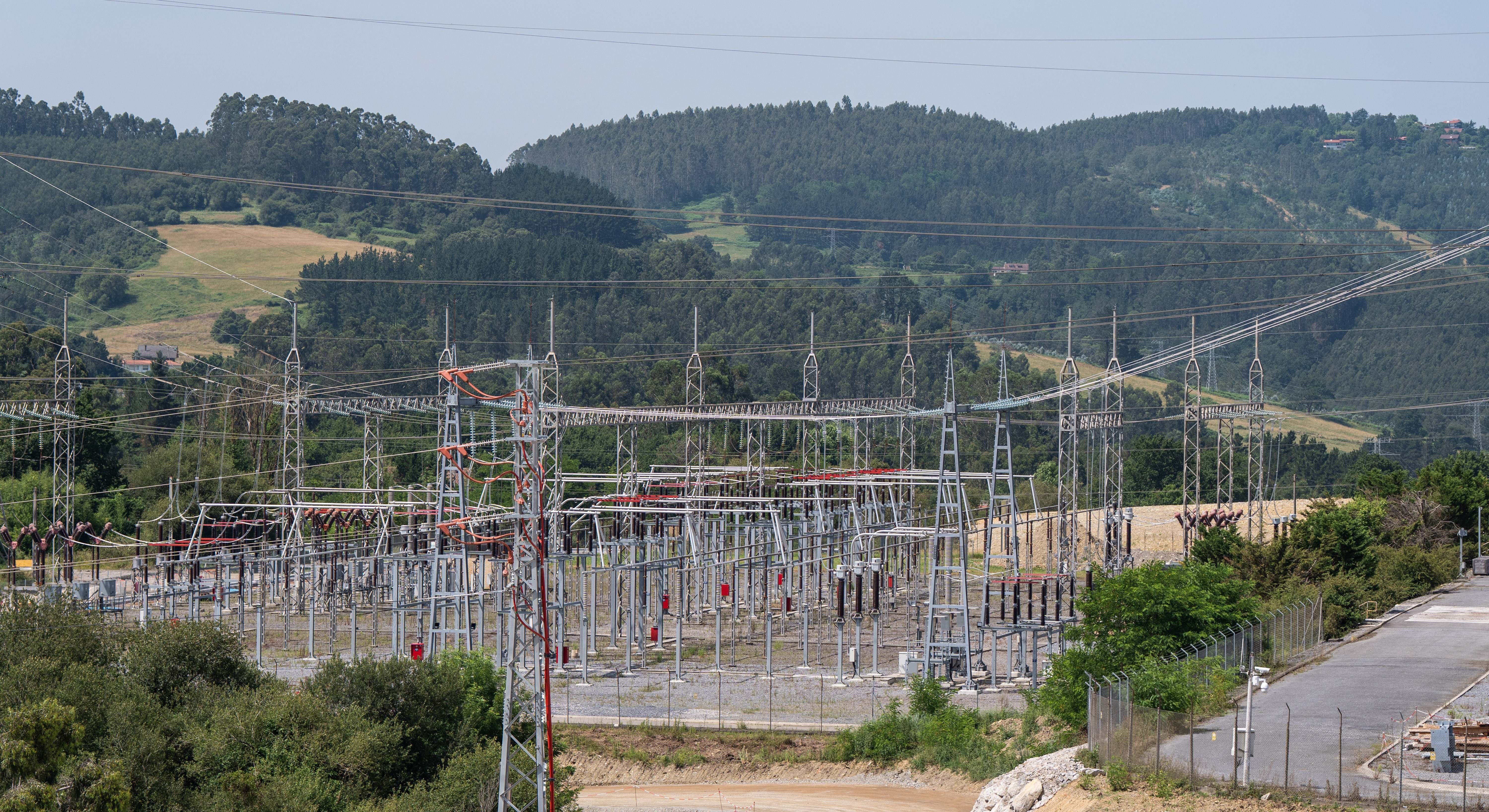 Subestación eléctrica en Gatika. / Iñaki Berasaluce (Europa Press)