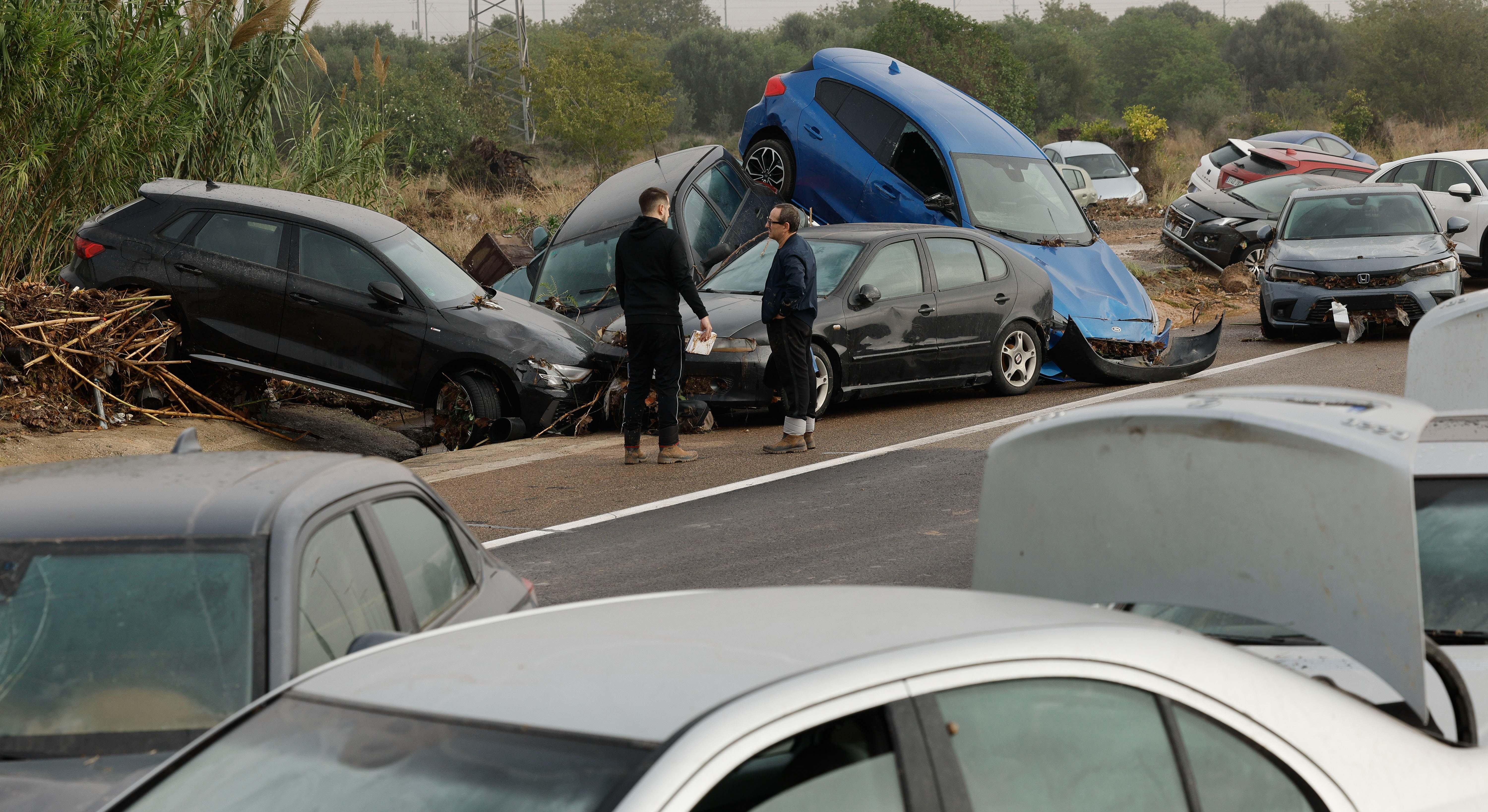 Coches atrapados en una carretera en Valencia