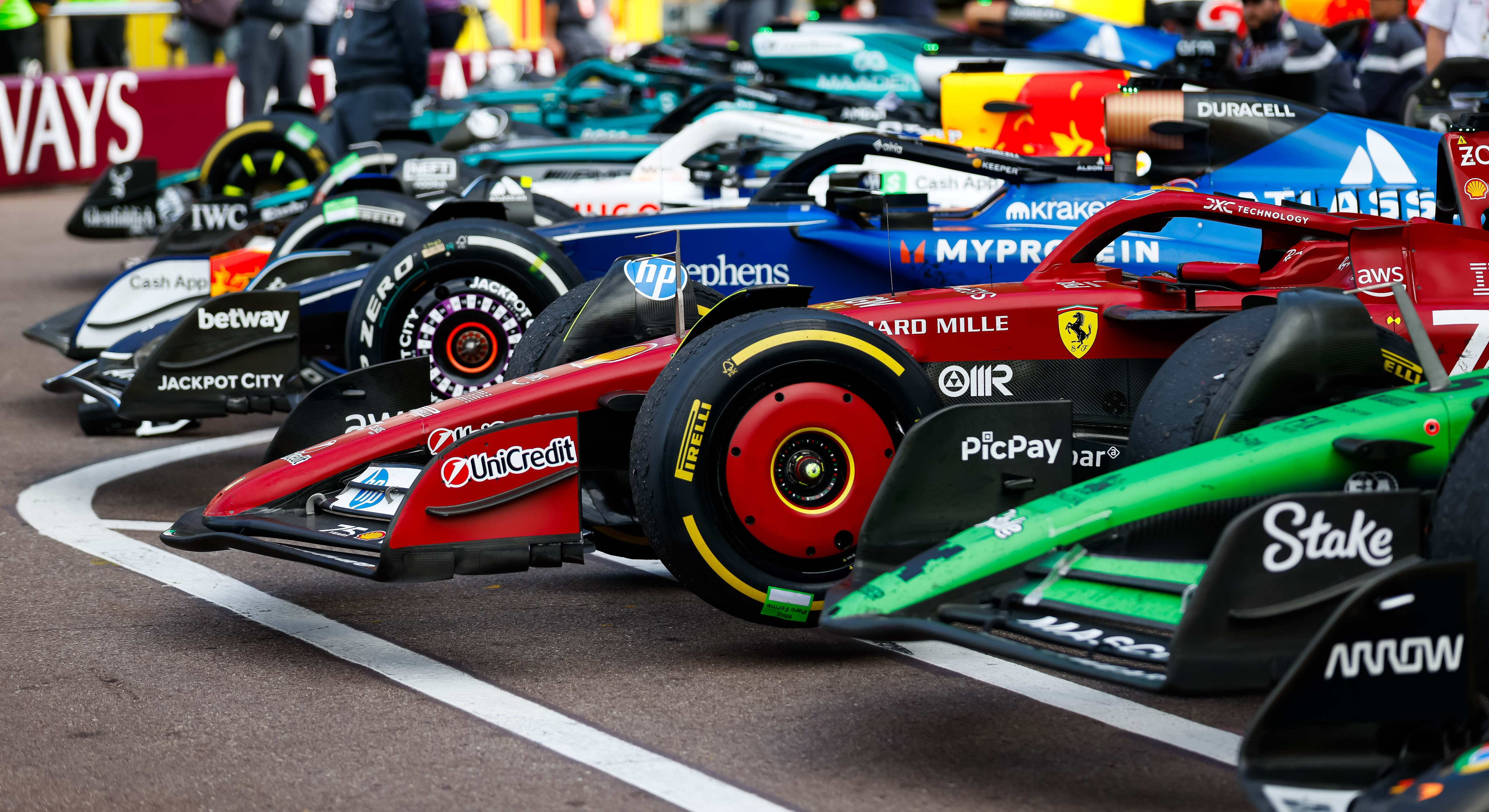 Alerones delanteros de los equipos de Fórmula 1 durante el Parc Fermé del GP de Mónaco 2025
