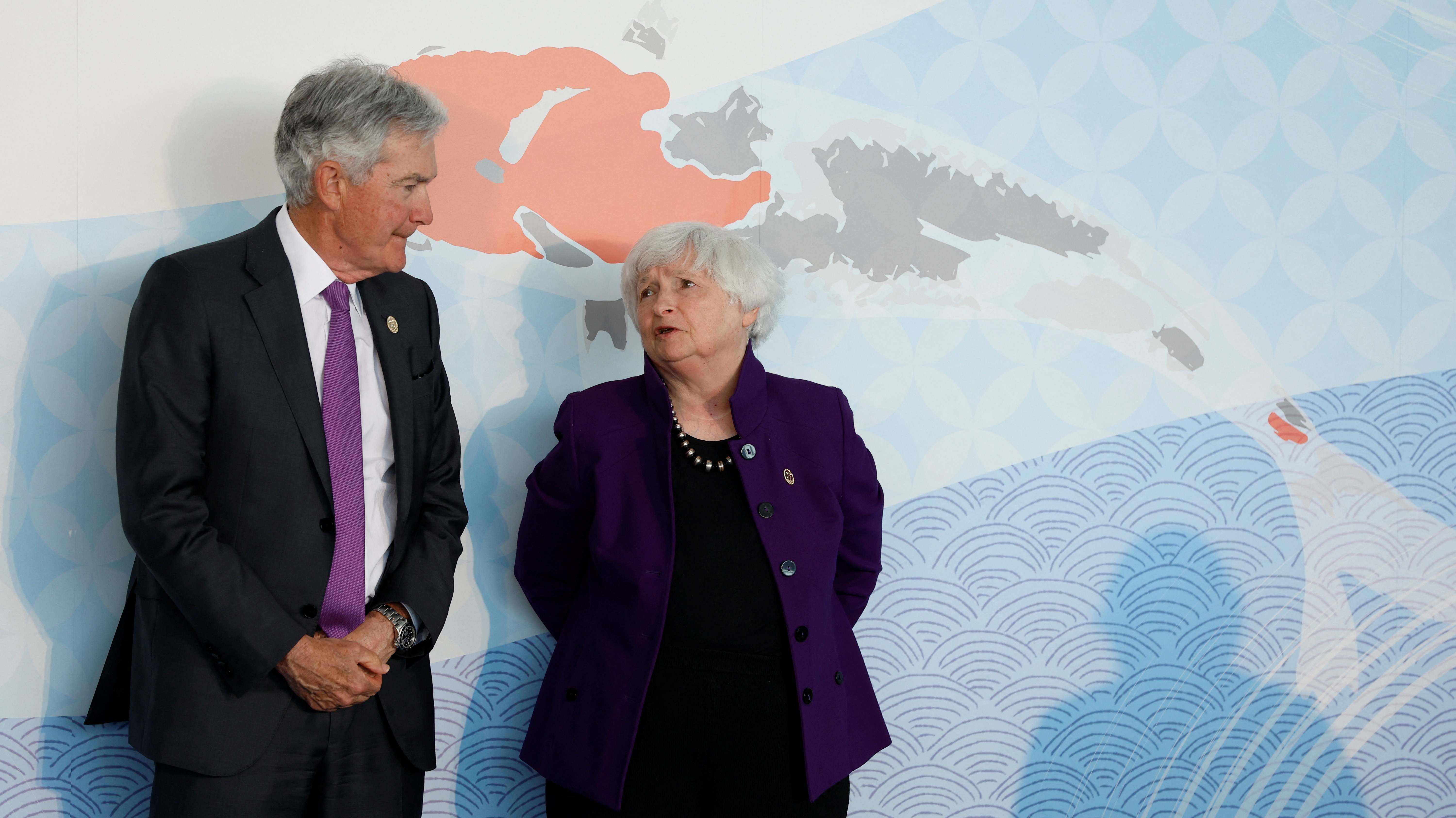 Jerome Powell y Janet Yellen conversan