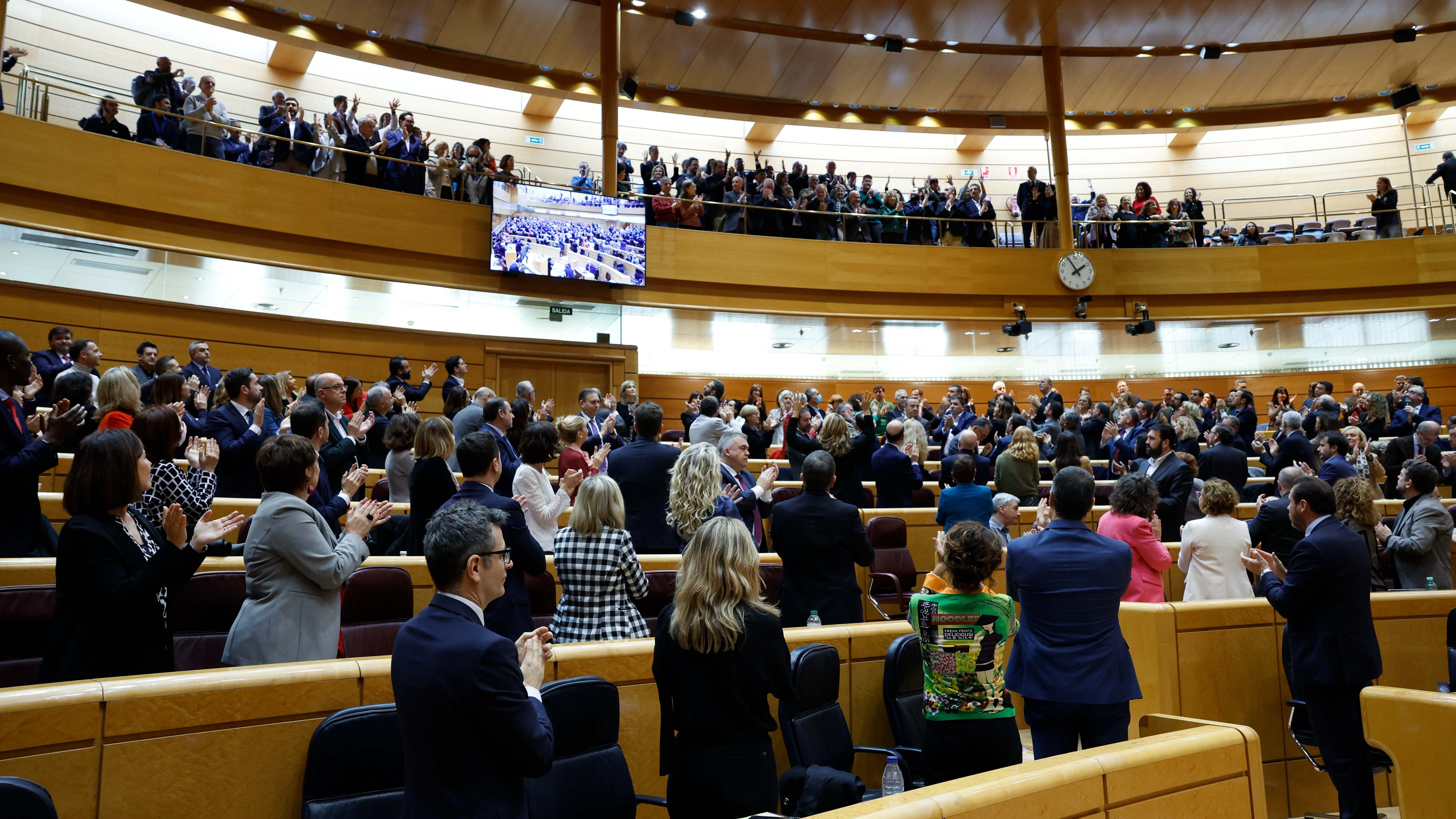 Los diputados, que estaban en el Senado porque el Cogreso está en obras, aplauden tras aprobar la reforma de la Constitución