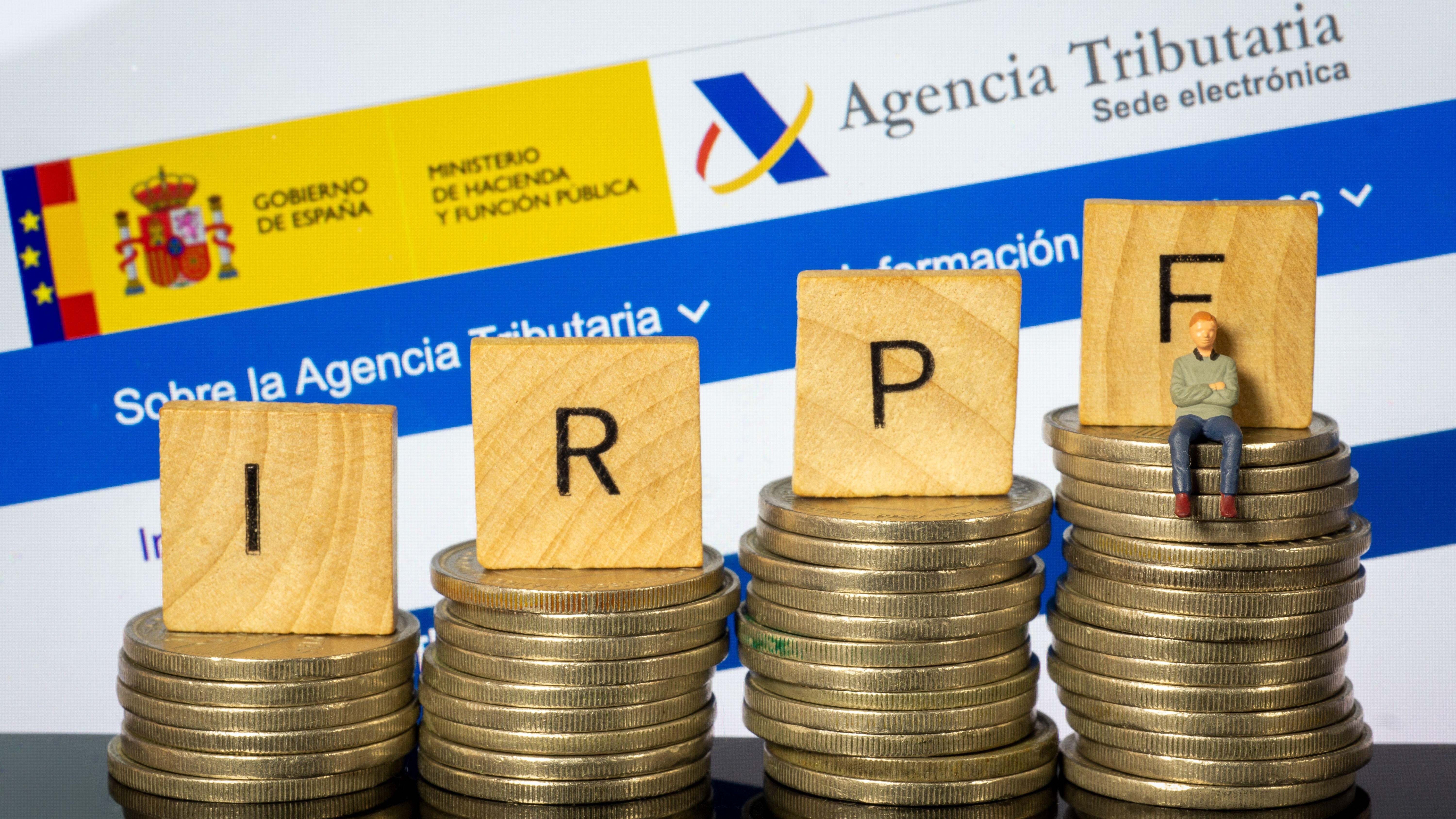 Página web de la Agencia Tributaria con monedas delante