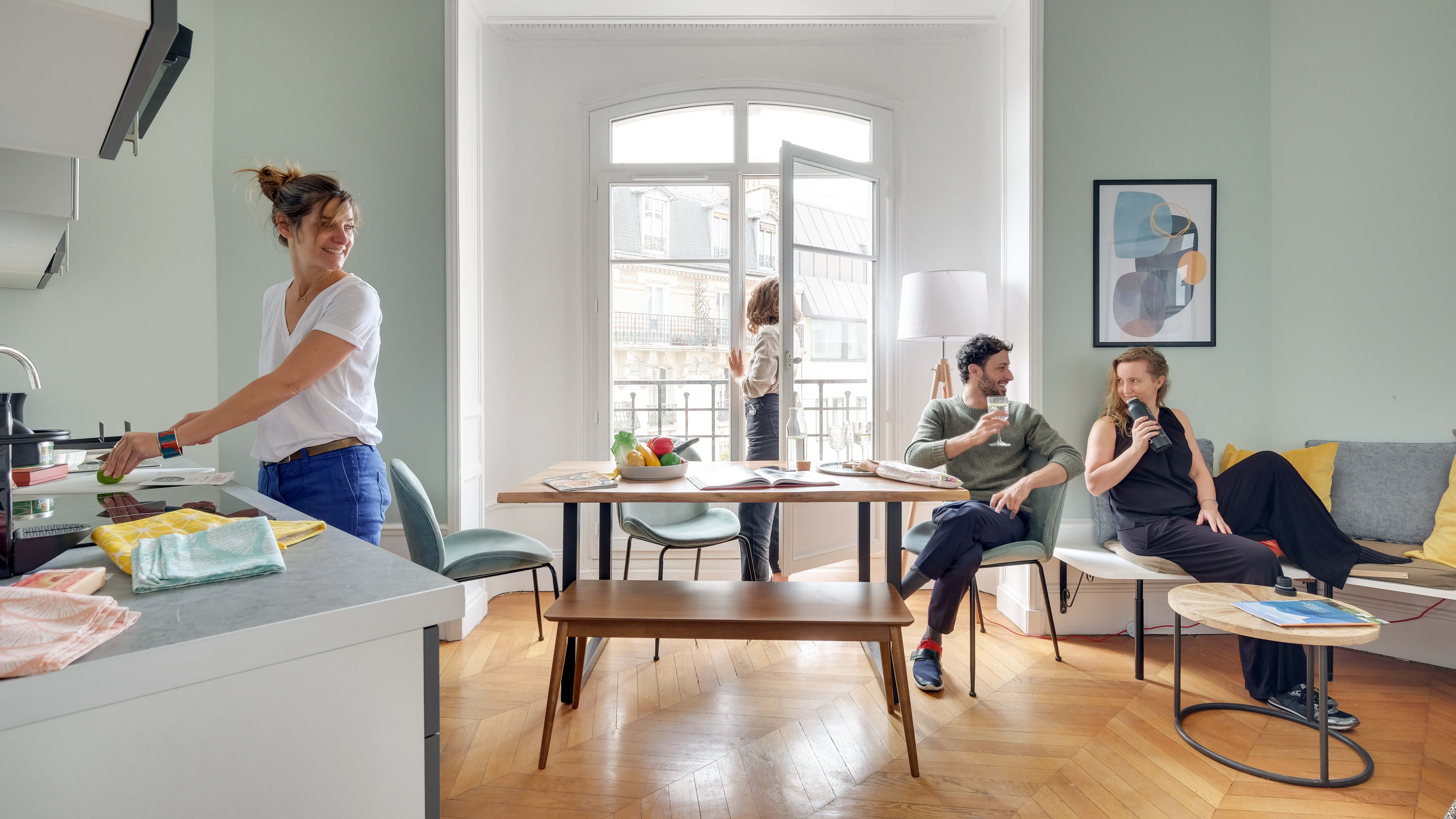 Personas conviviendo en un espacio de coliving