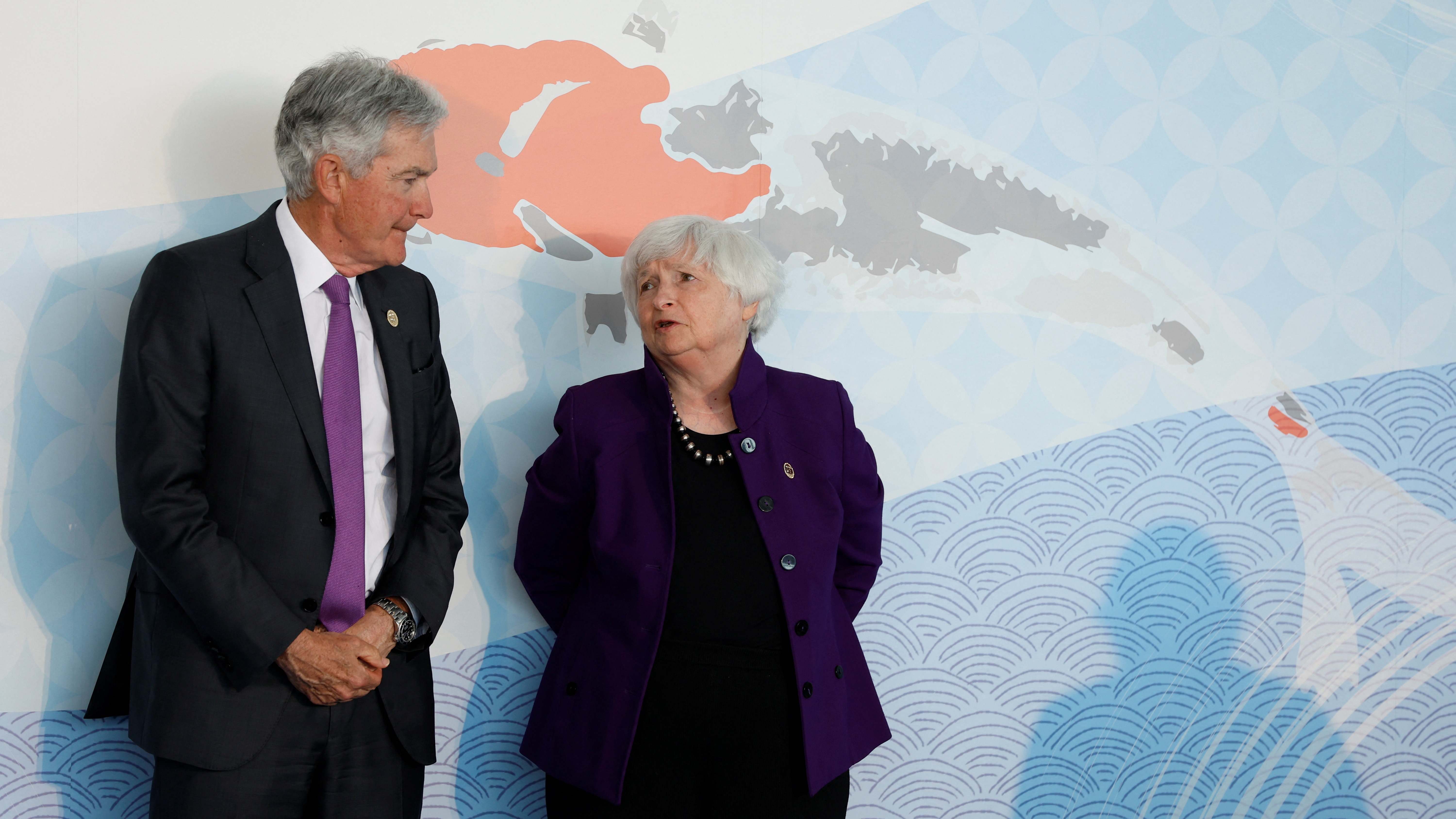 Jerome Powell y Janet Yellen conversan