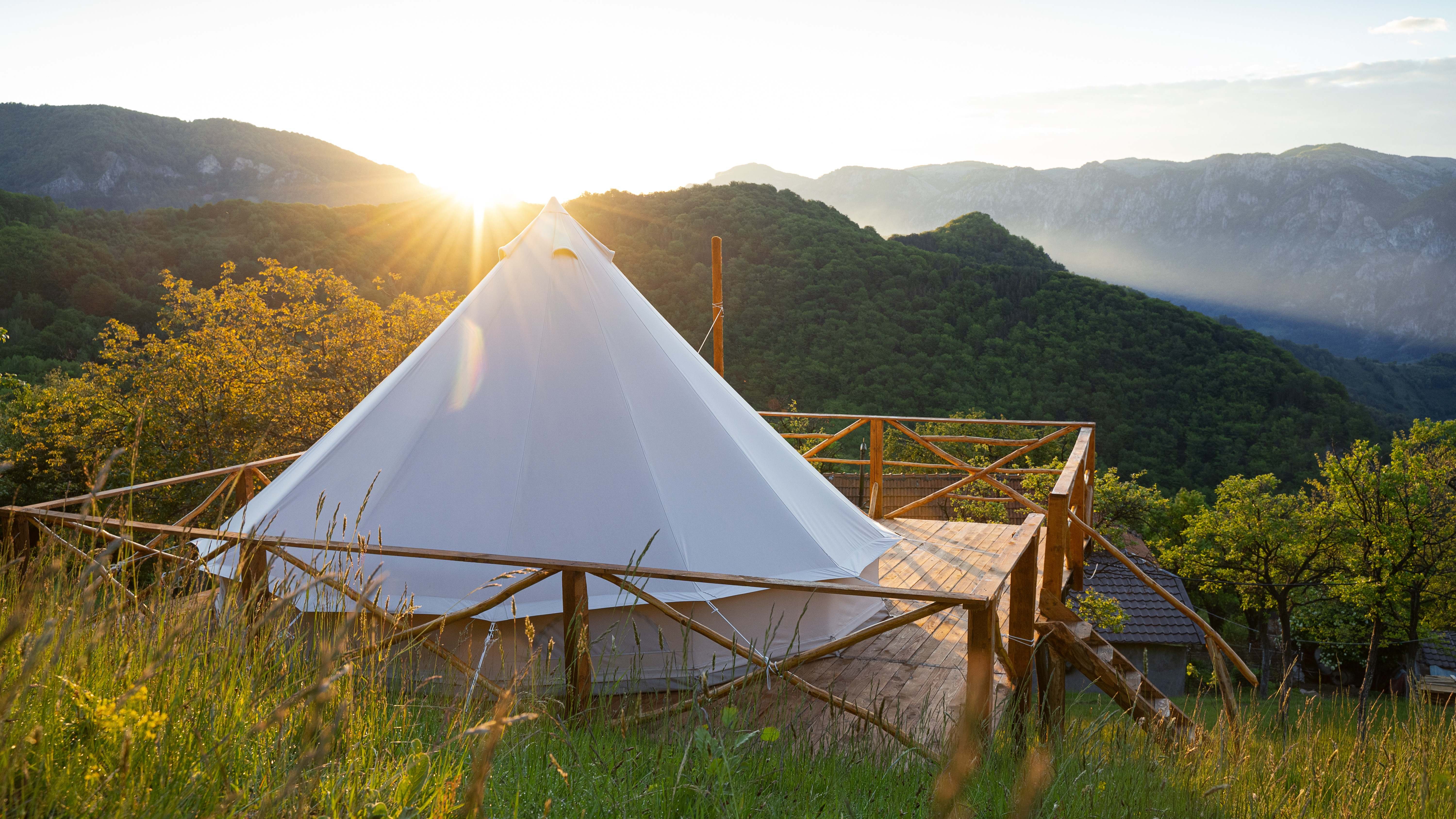 El glamping es una modalidad de camping que combina la experiencia tradicional, con las comodidades y el lujo de un hotel. 