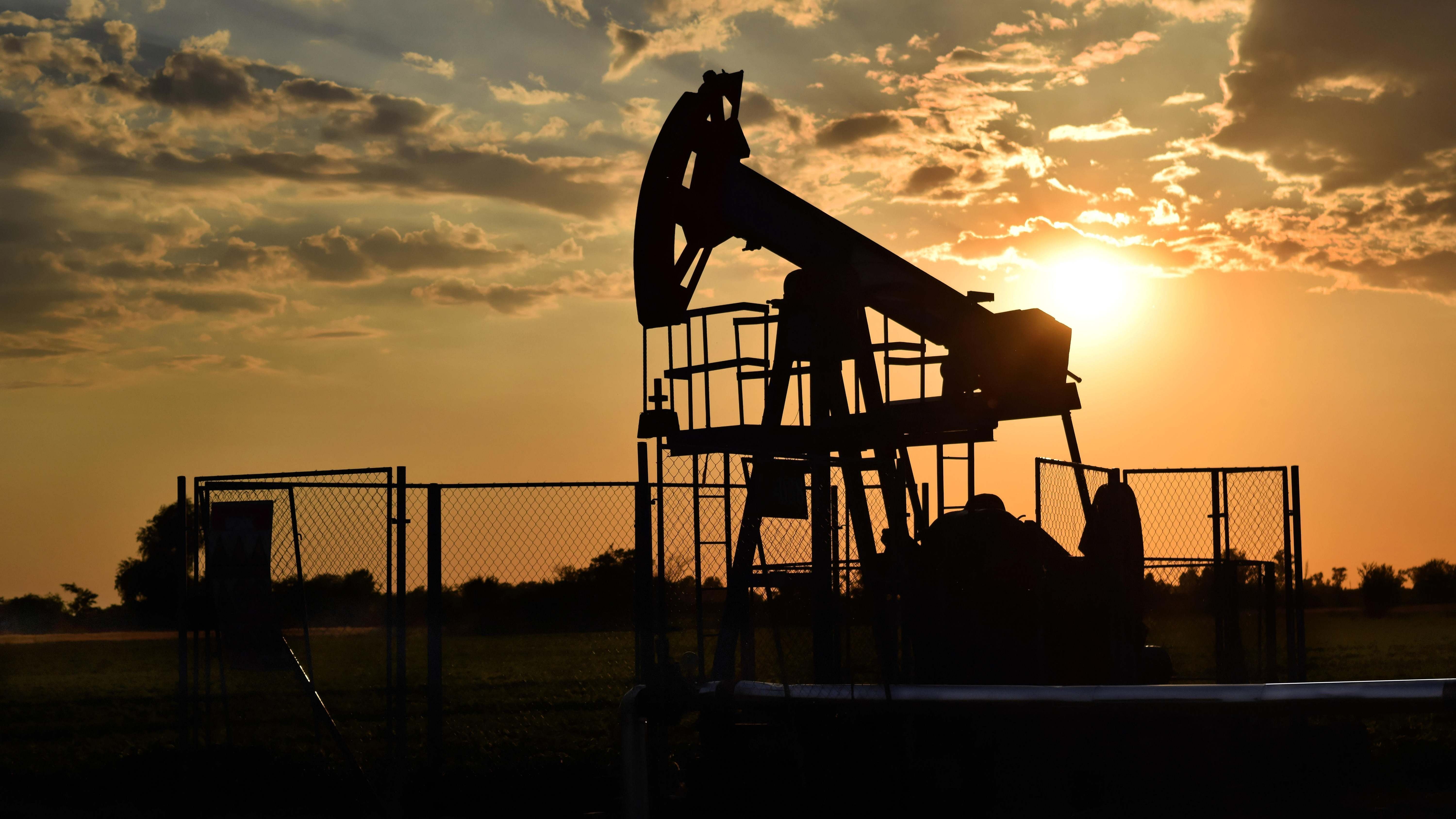 Bomba extracción petróleo sol