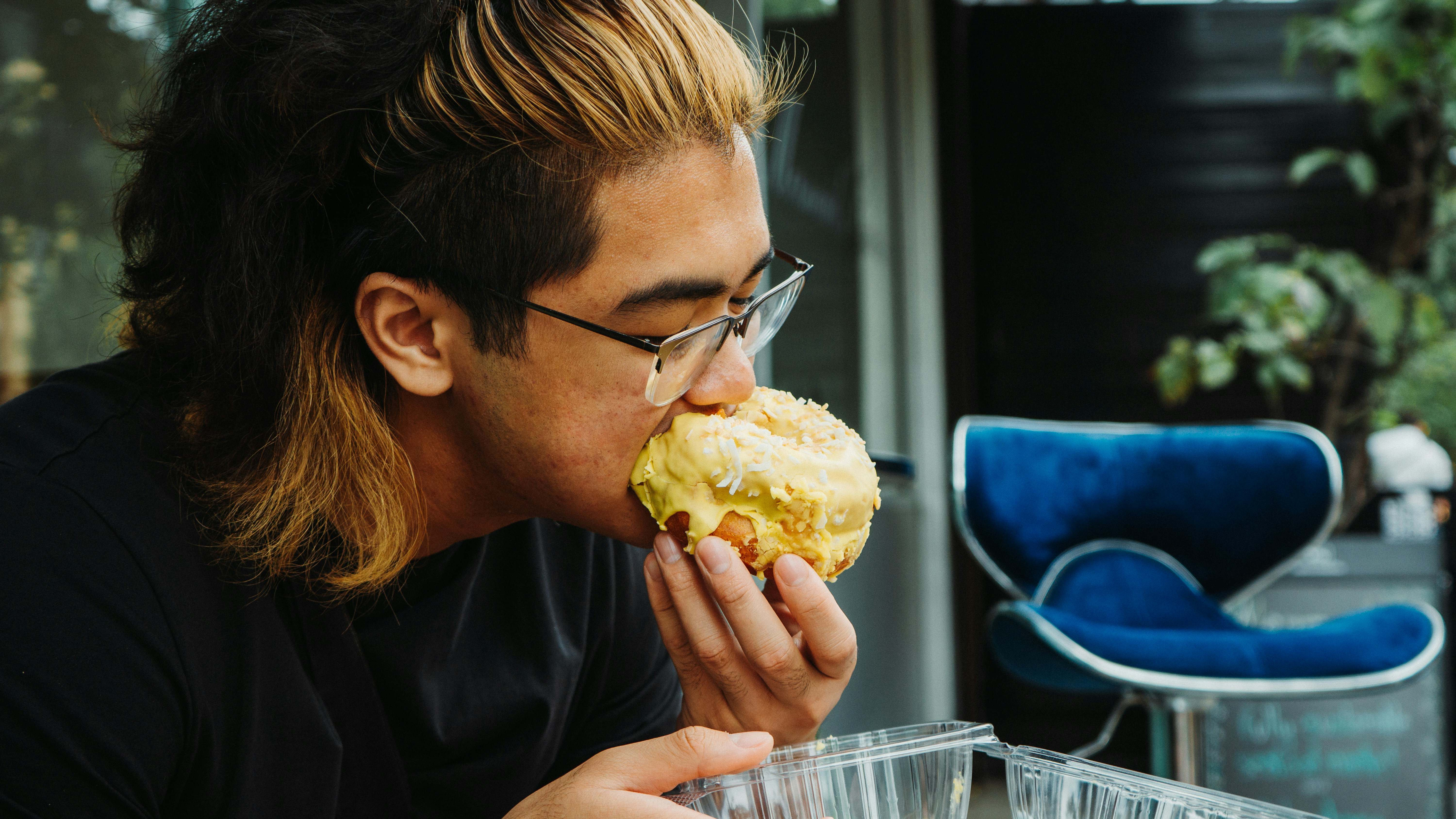 Una persona desayuna en la terraza de un hotel