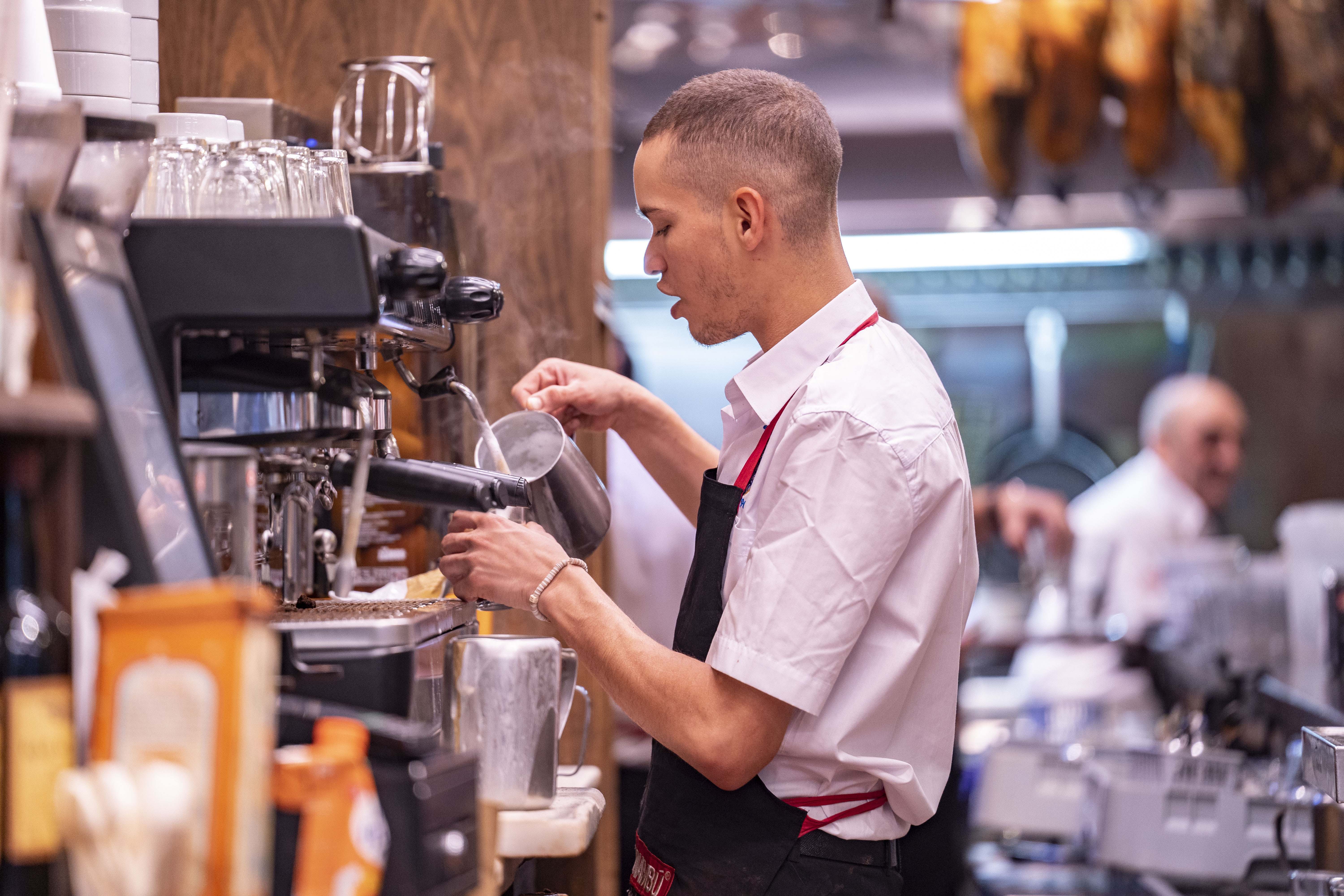 Un camarero en una cafetería