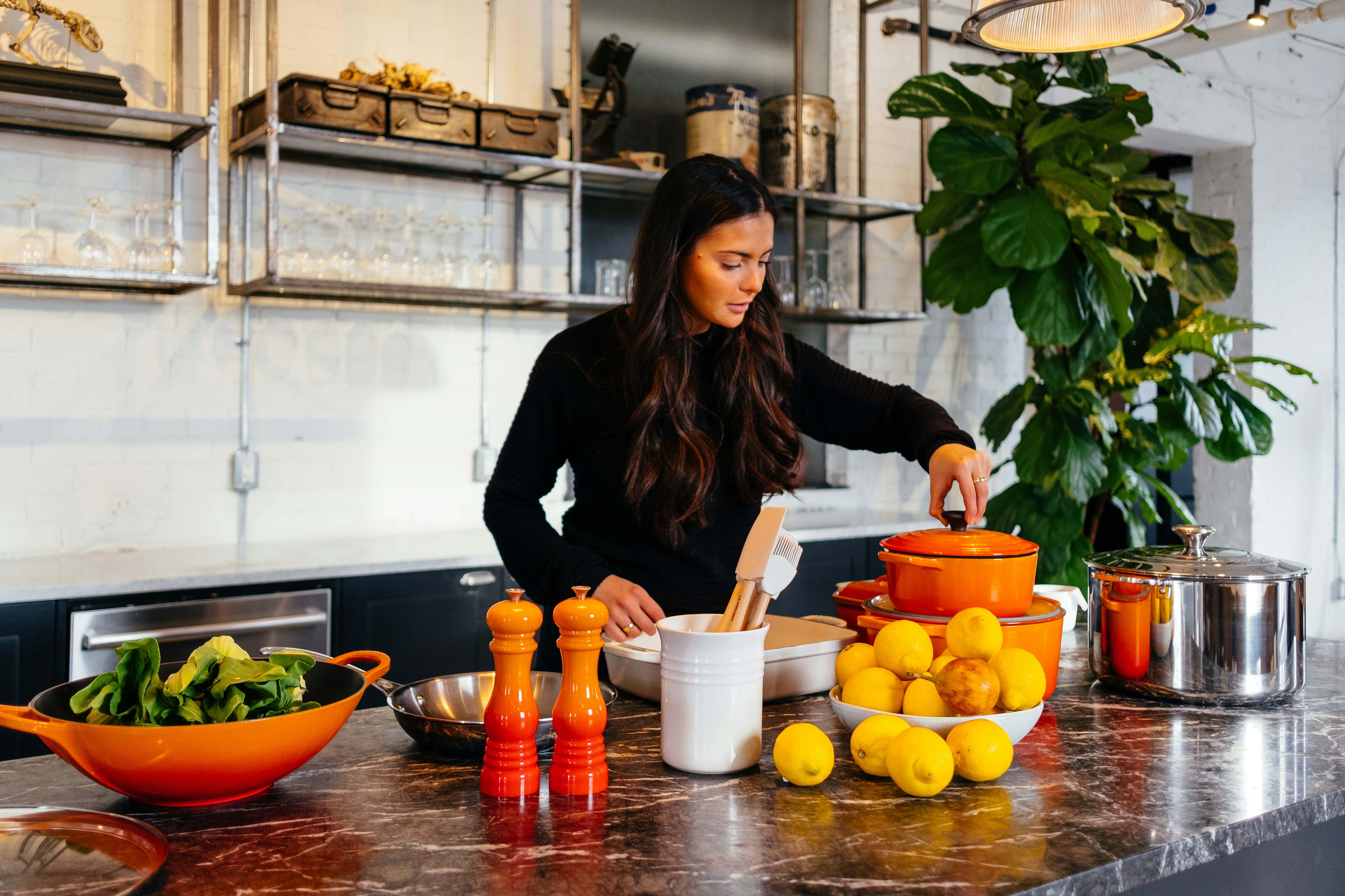 Una mujer prepara una receta muy saludable en la cocina