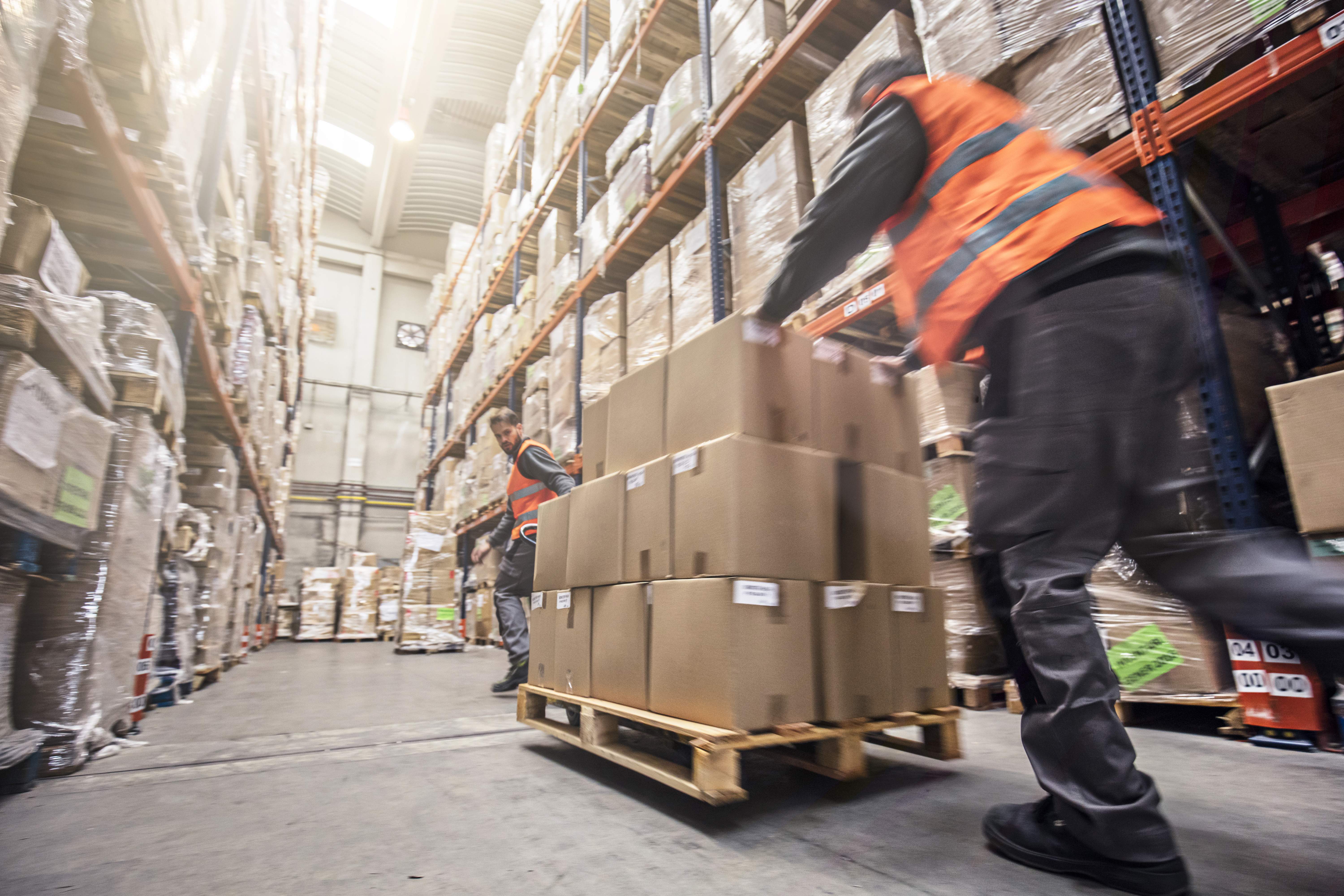 trabajadores-almacen-logistica-dreamstime.jpg