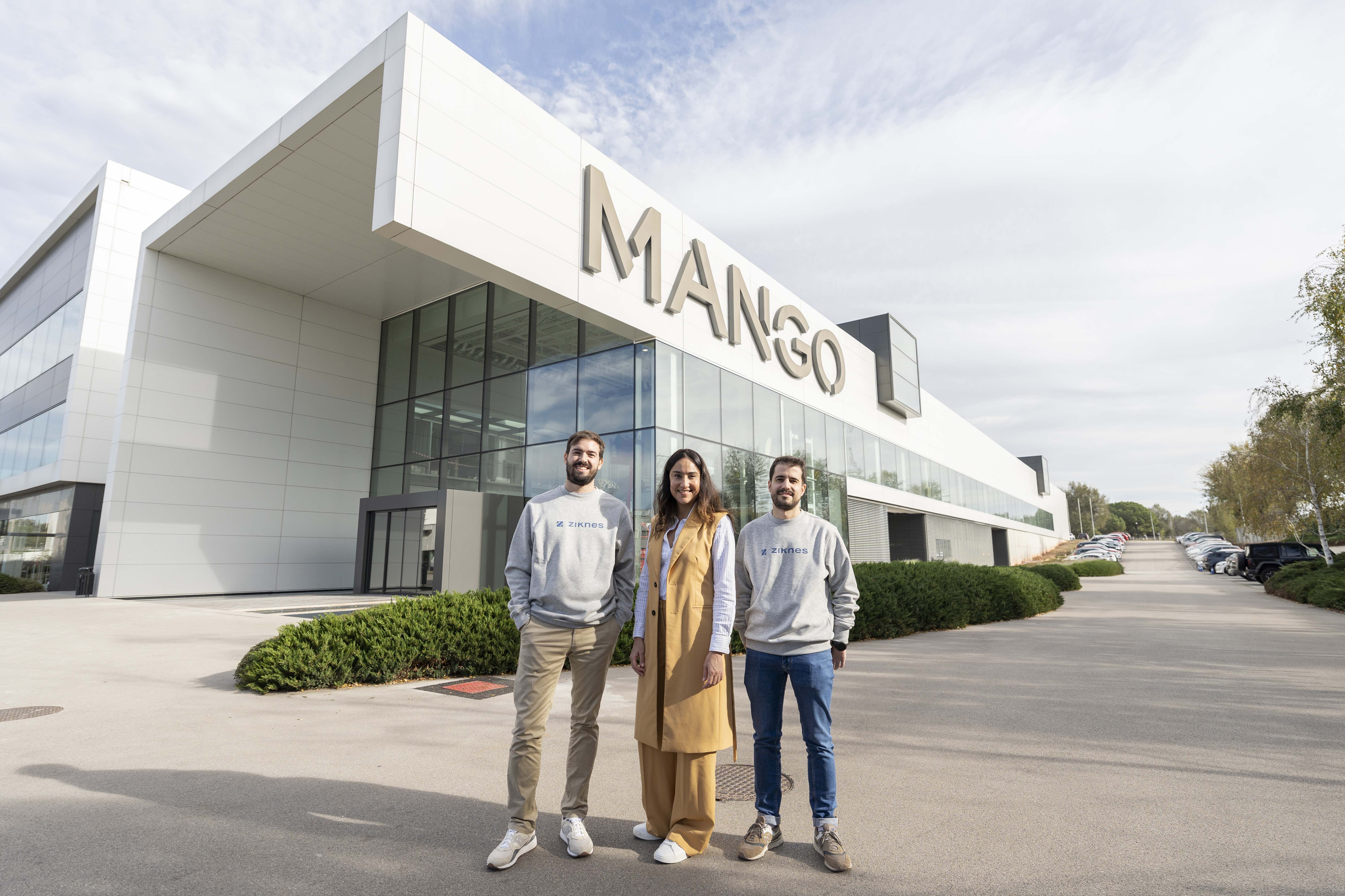 Los responsables de Ziknes en la sede de Mango. EE