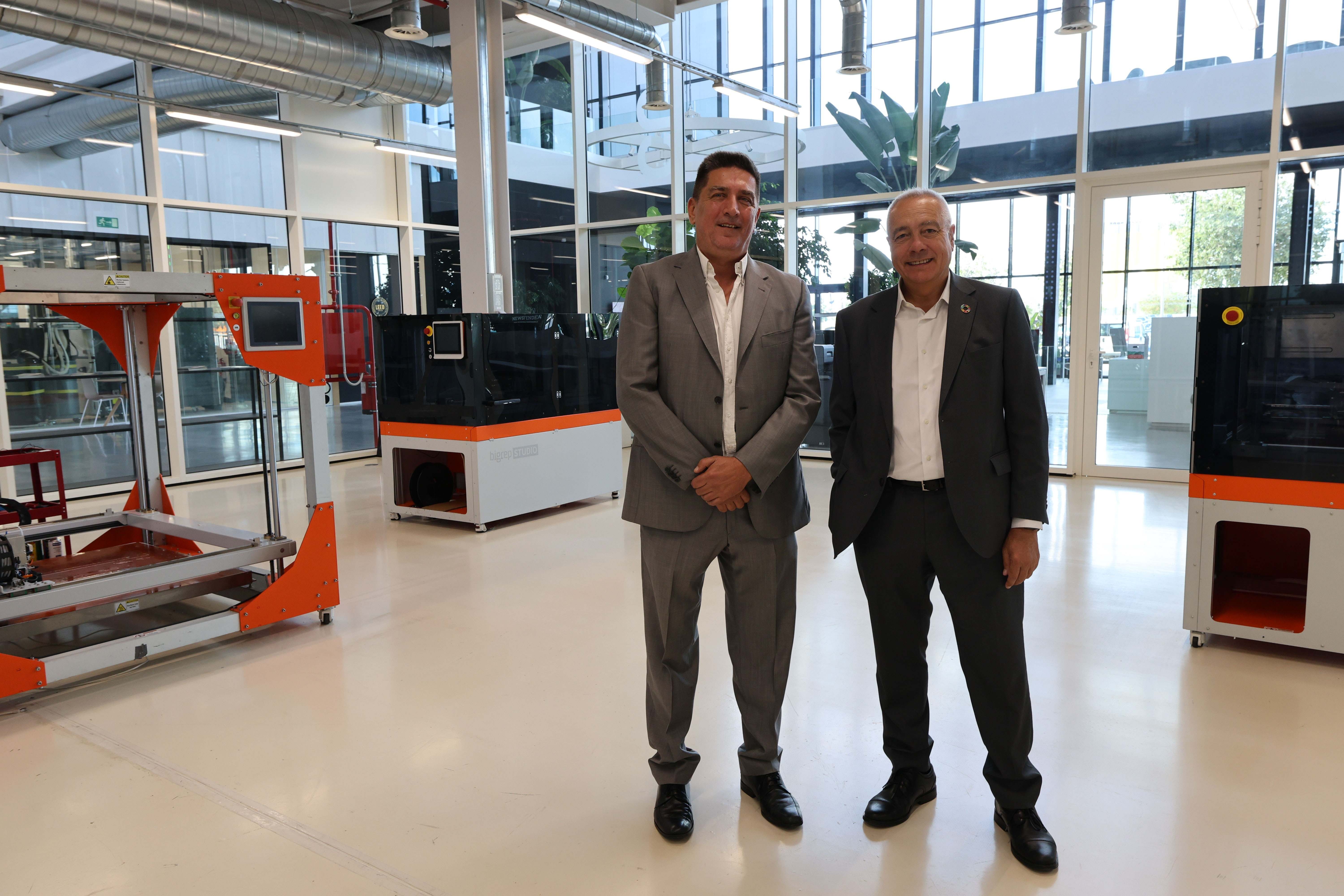El CEO de Newsfender, Vensan S. Buzuk, junto al delegado especial del Estado en el CZFB, Pere Navarro. EE
