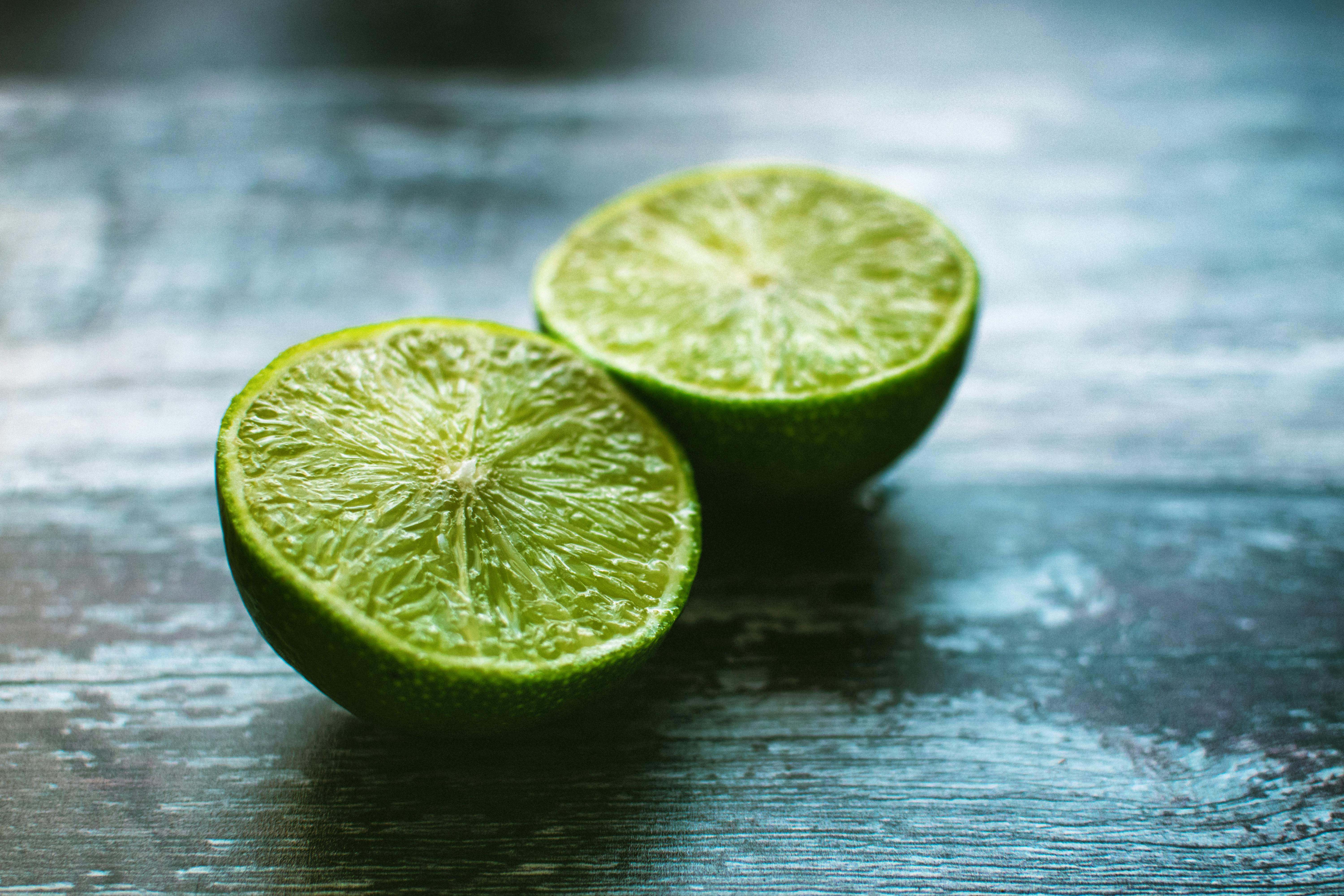 La lima, como el resto de cítricos, es una excelente fuente de vitamina C