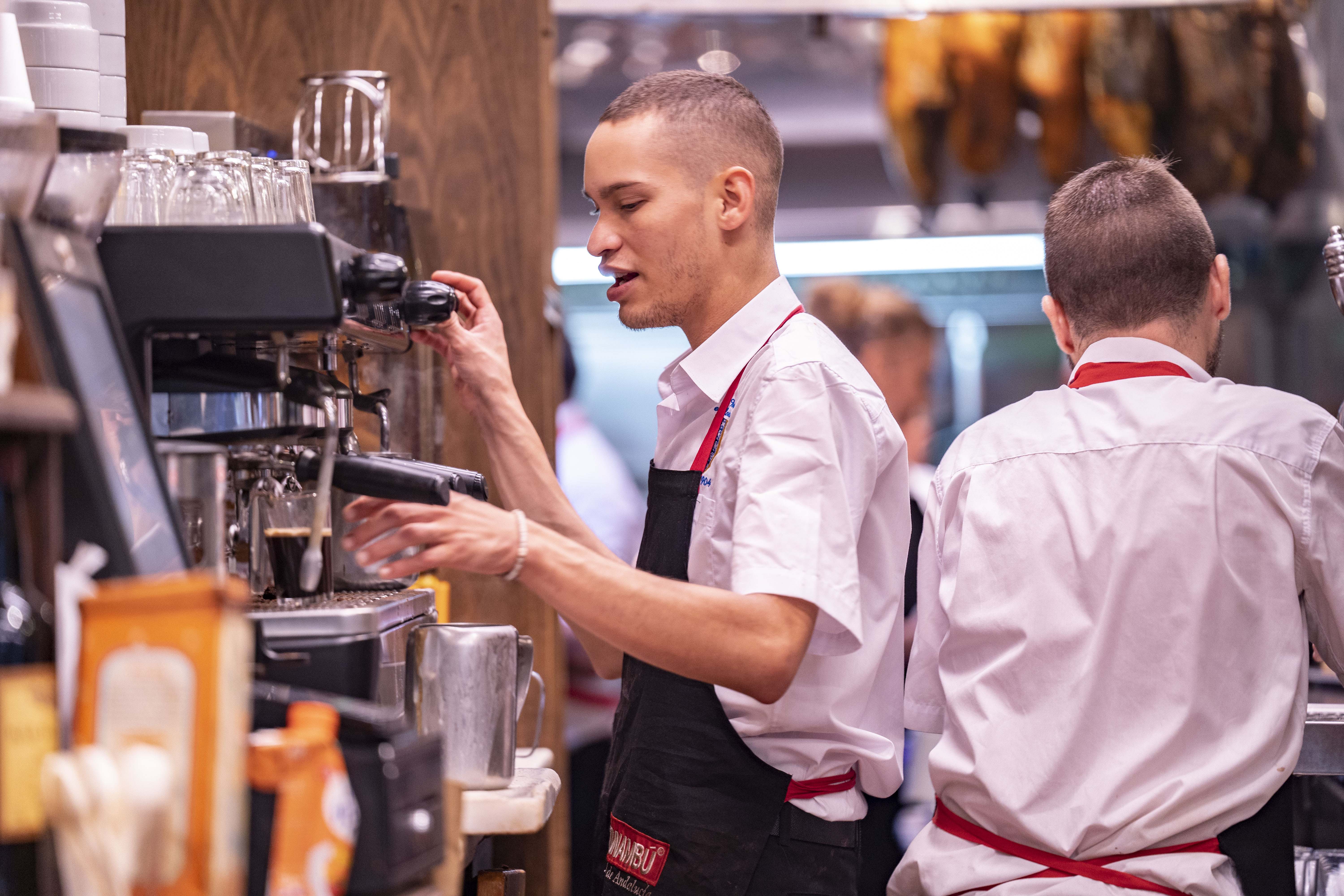 Camareros trabajando en una cafetería