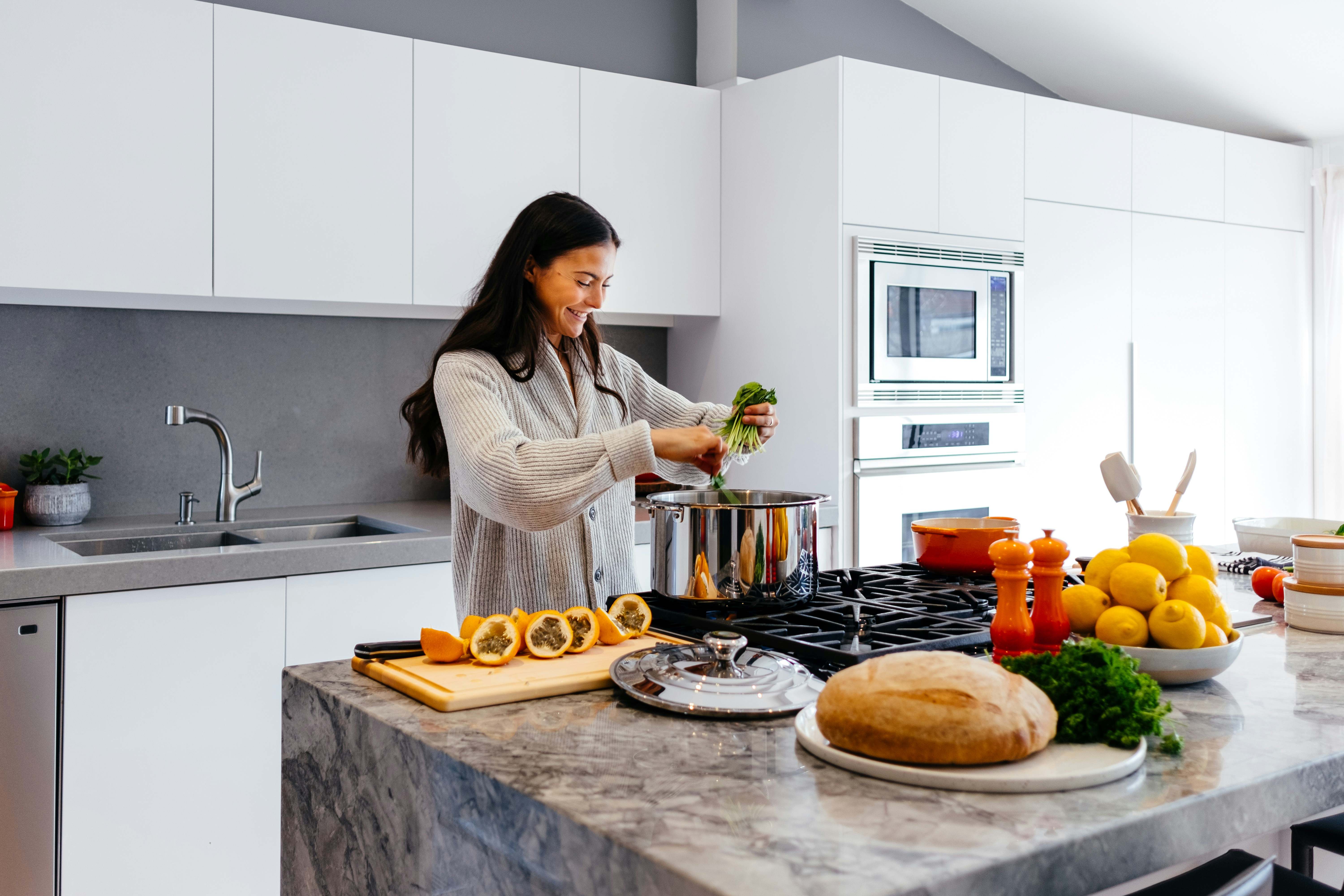 Una mujer prepara una receta muy saludable en la cocina