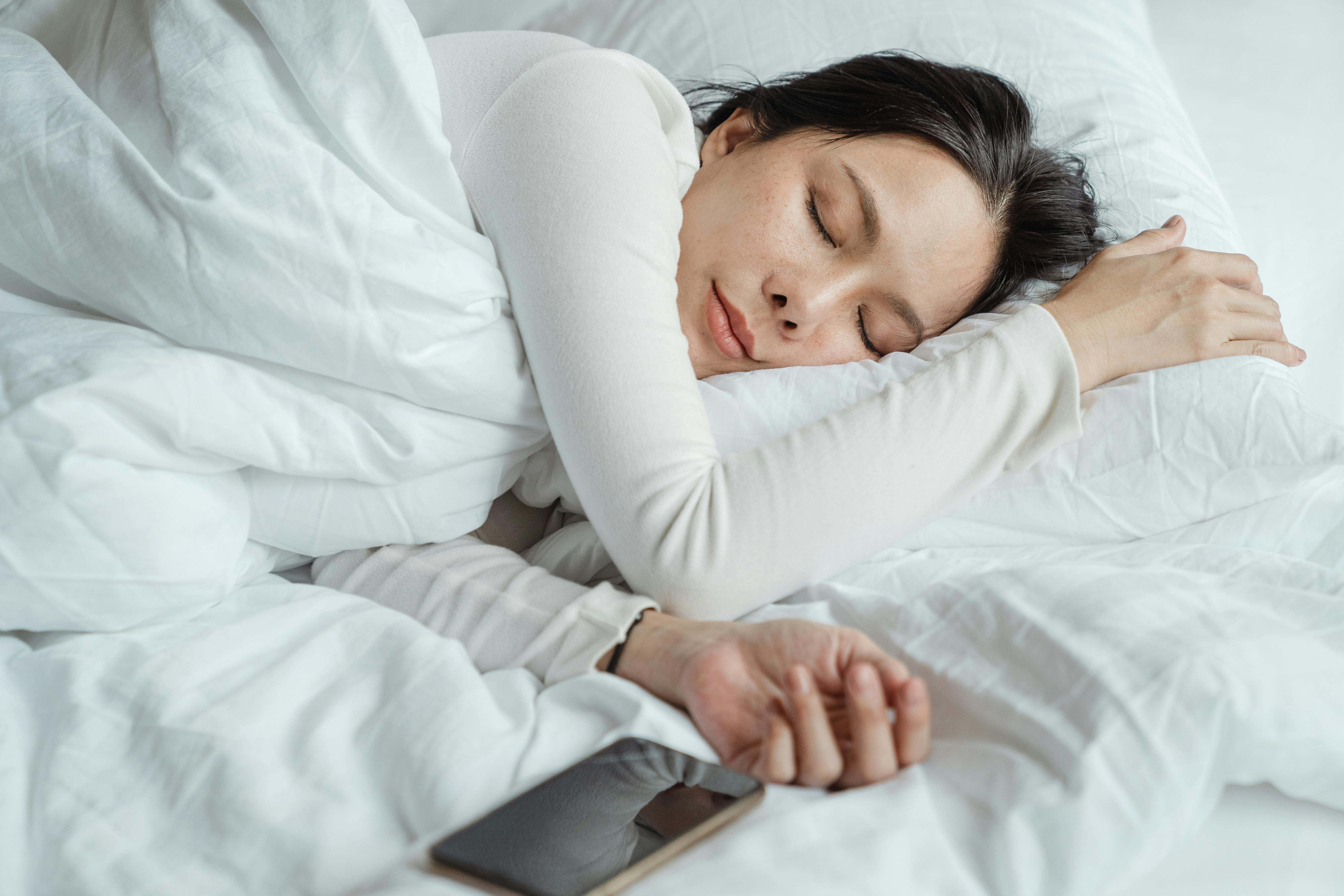Una persona descansa en su cama