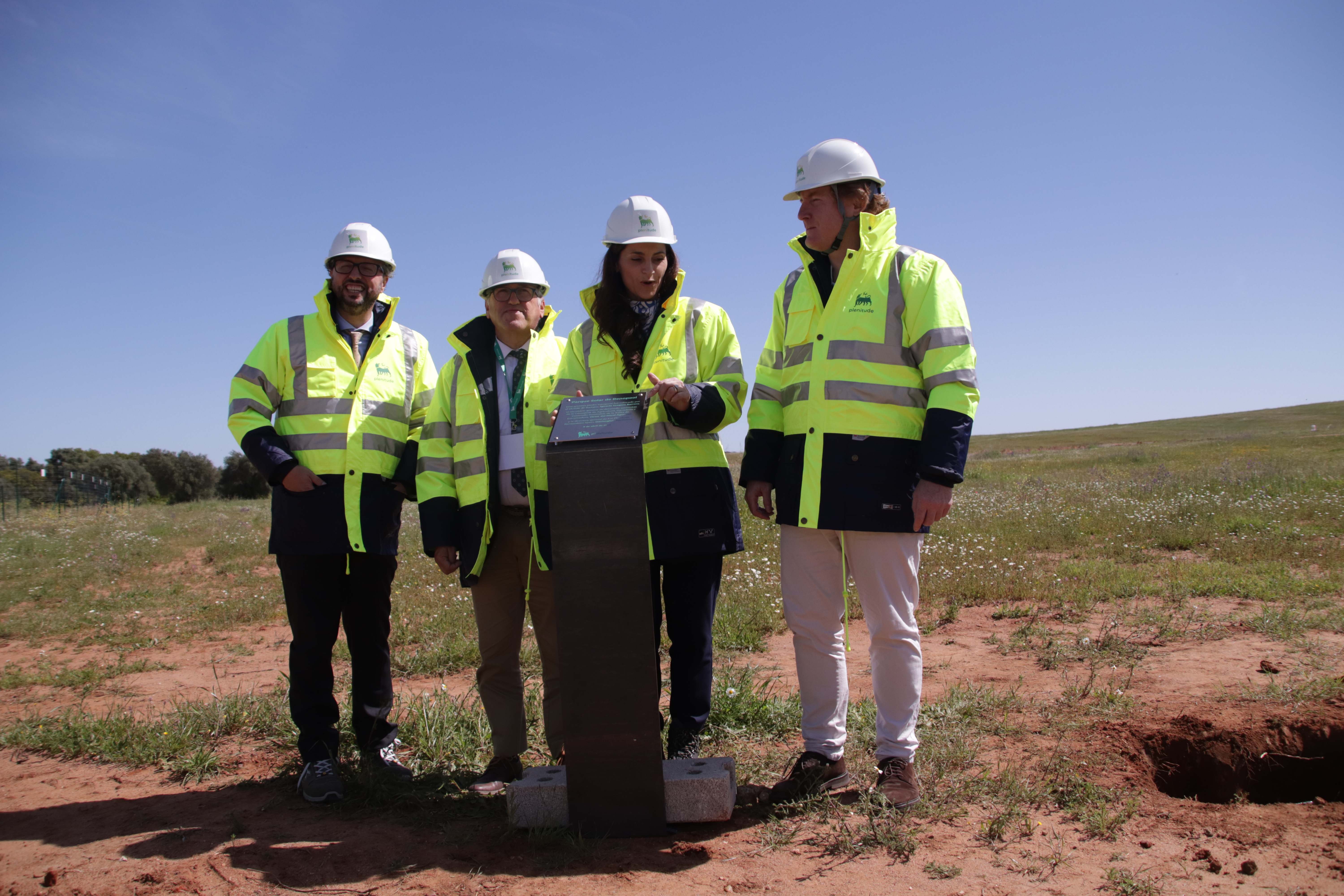 Primera piedra del parque solar de 'Renopool' en Badajoz