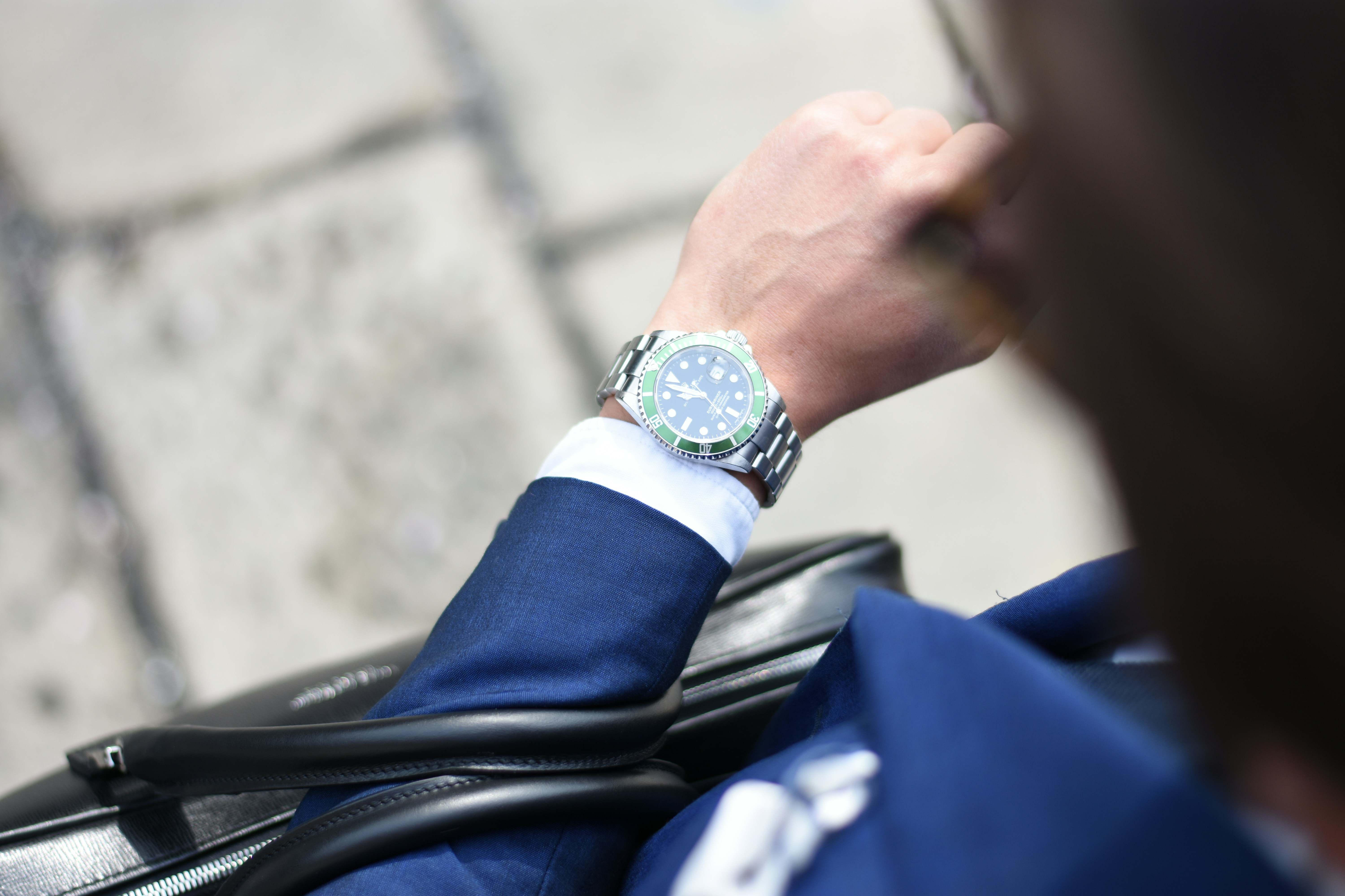 Una persona mira el reloj tras el cambio de hora