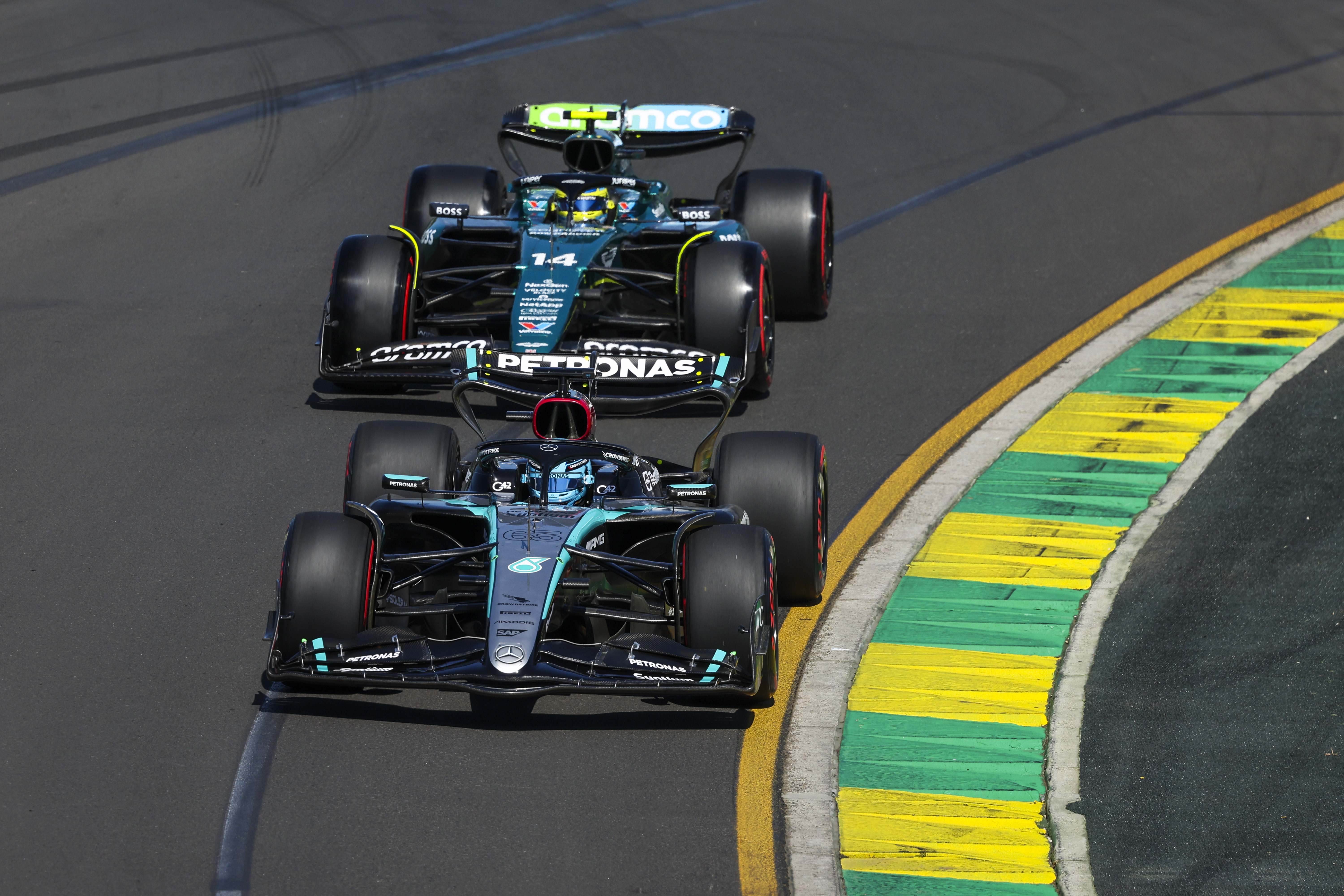 Fernando Alonso y George Russell en el GP de Australia 2024