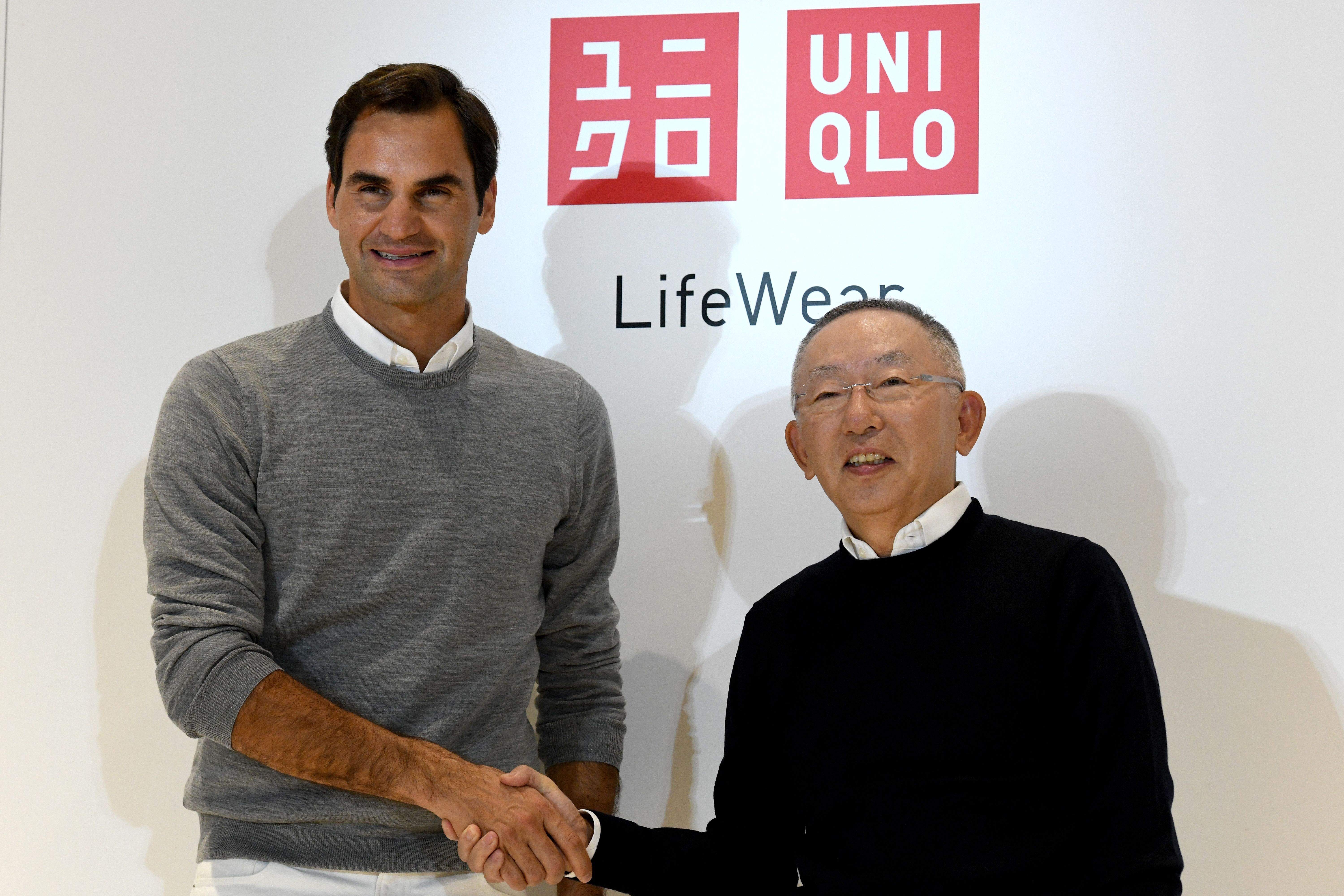 El tenista Roger Federer con Tadashi Yanai fundador de Fast Retailing