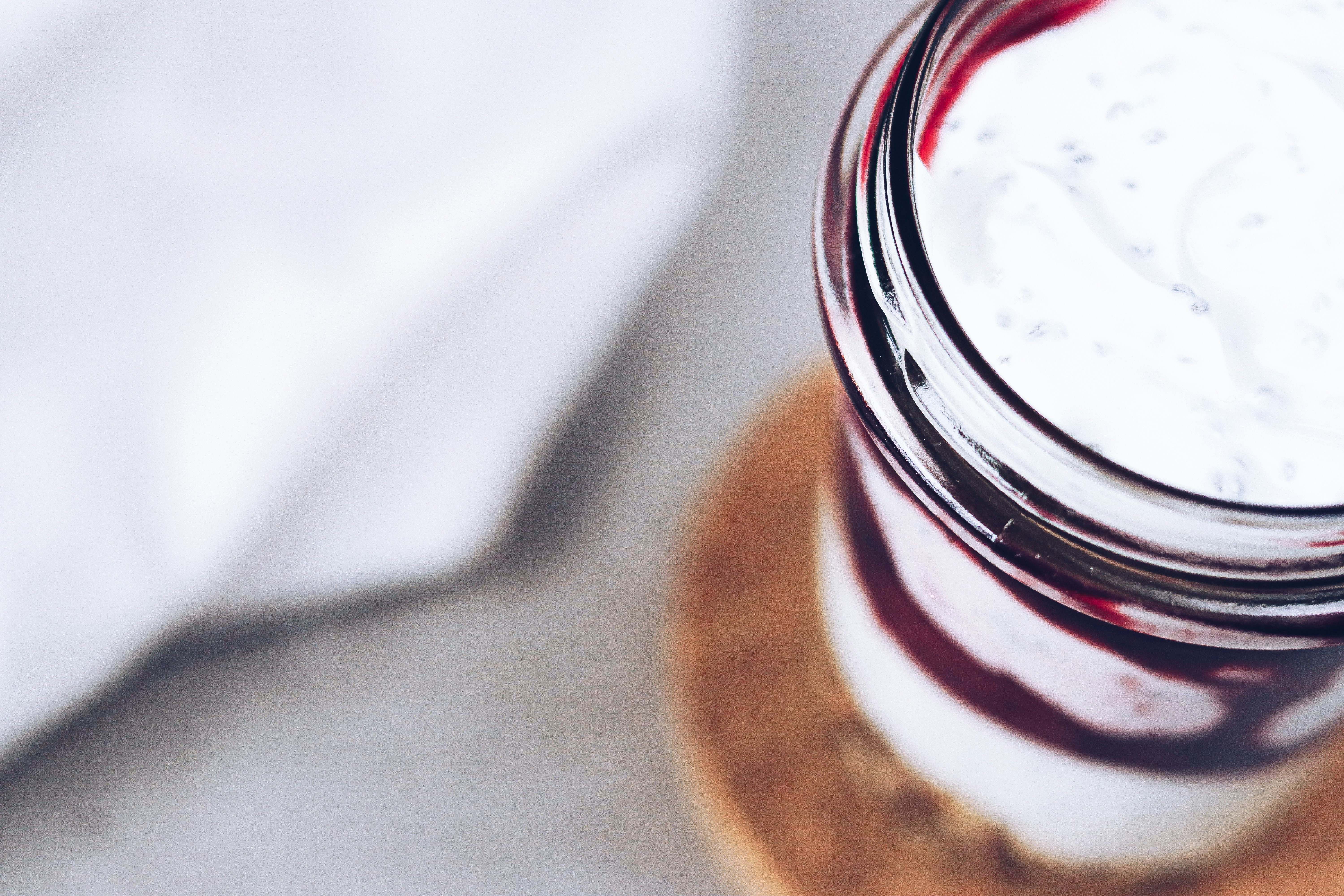 Un yogur natural que está situado encima de una mesa