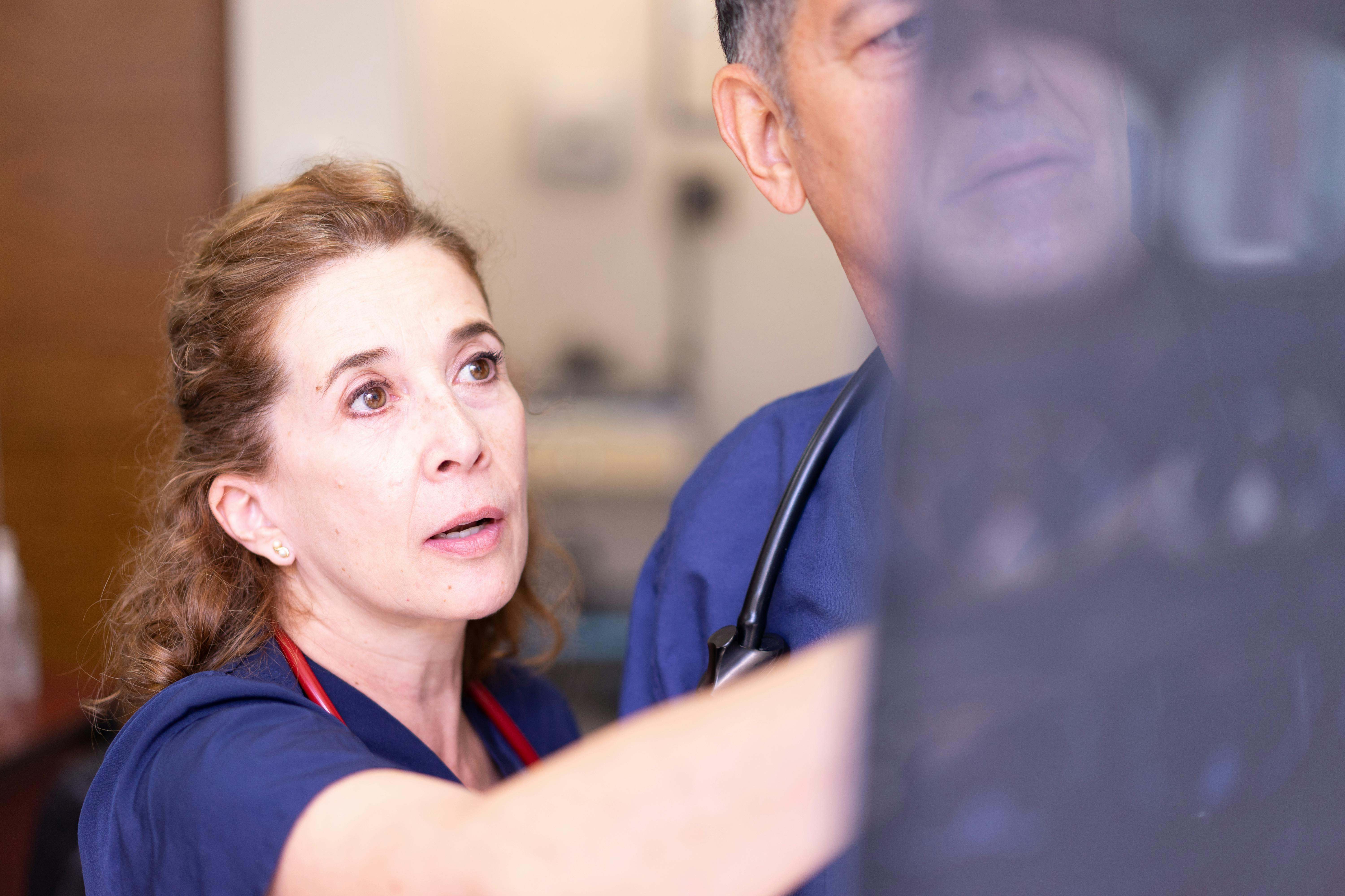 Varios médicos se preparan para atender a un paciente
