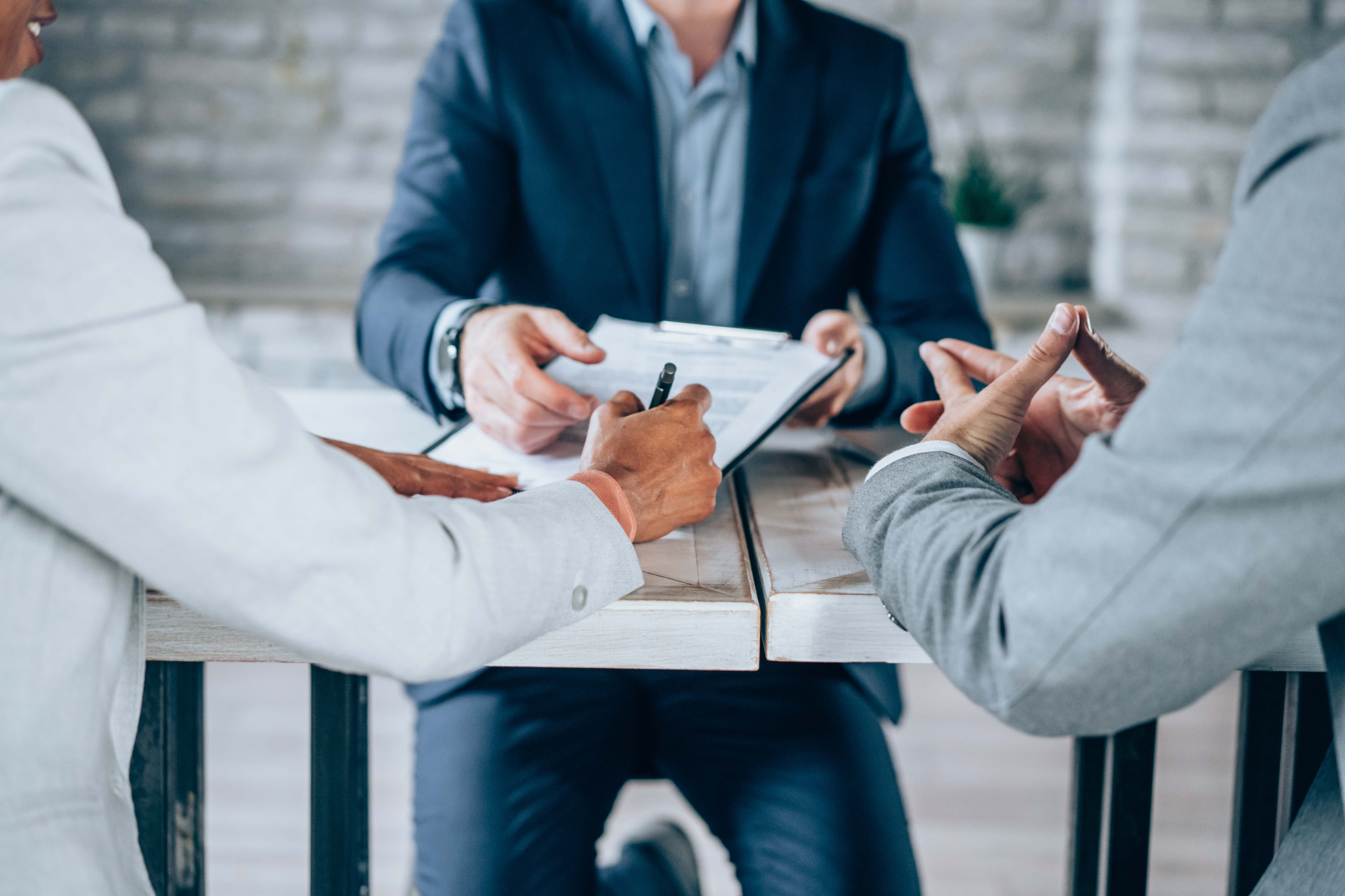 Firma de contratos en una empresas. EE