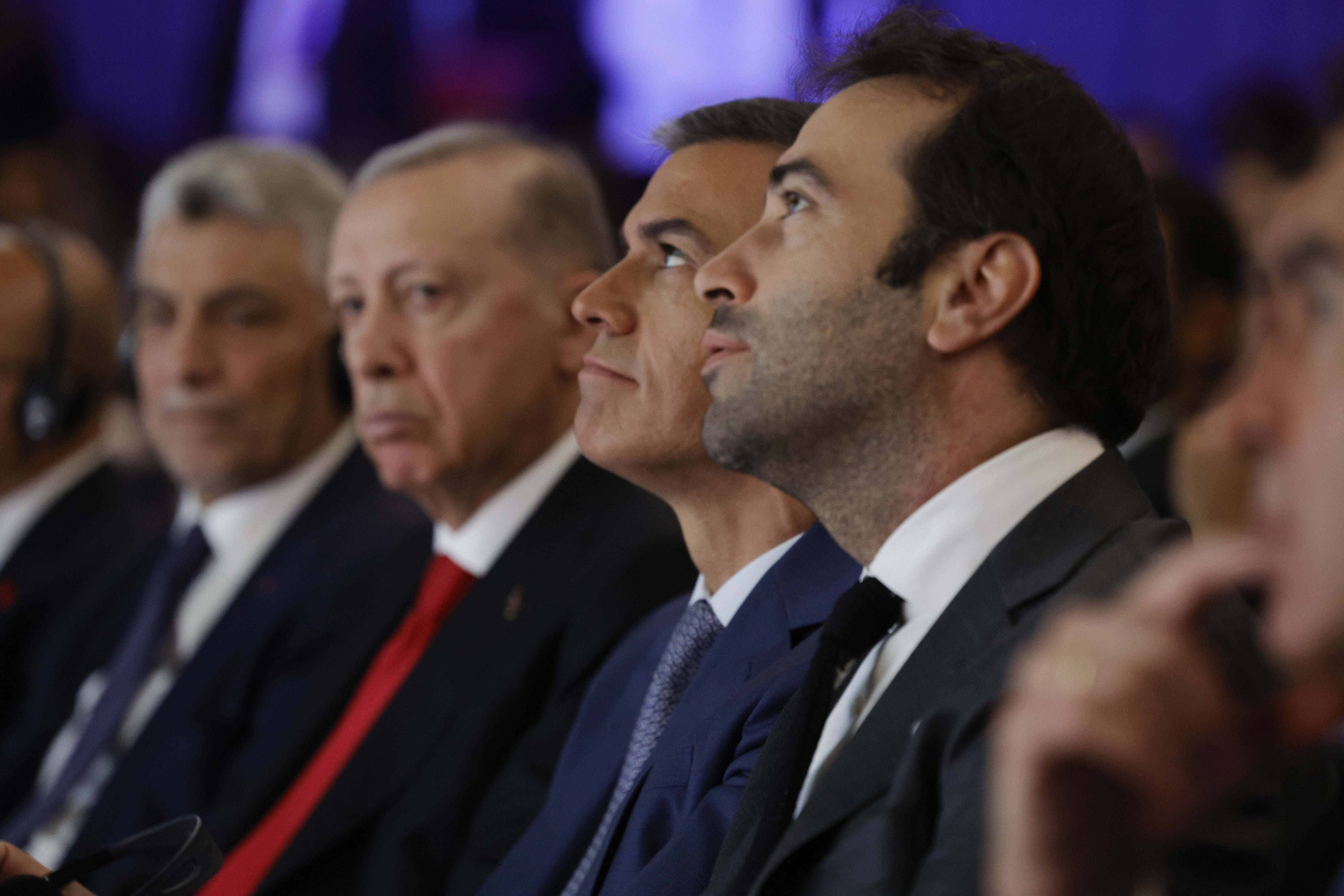 El presidente del Gobierno, Pedro Sánchez junto al ministro de Economía, Carlos Cuerpo, y el presidente de la República de Turquía, Recep Tayyip Erdogan, participan en un encuentro empresarial España-Turquía en el marco de la Reunión de Alto Nivel entre a