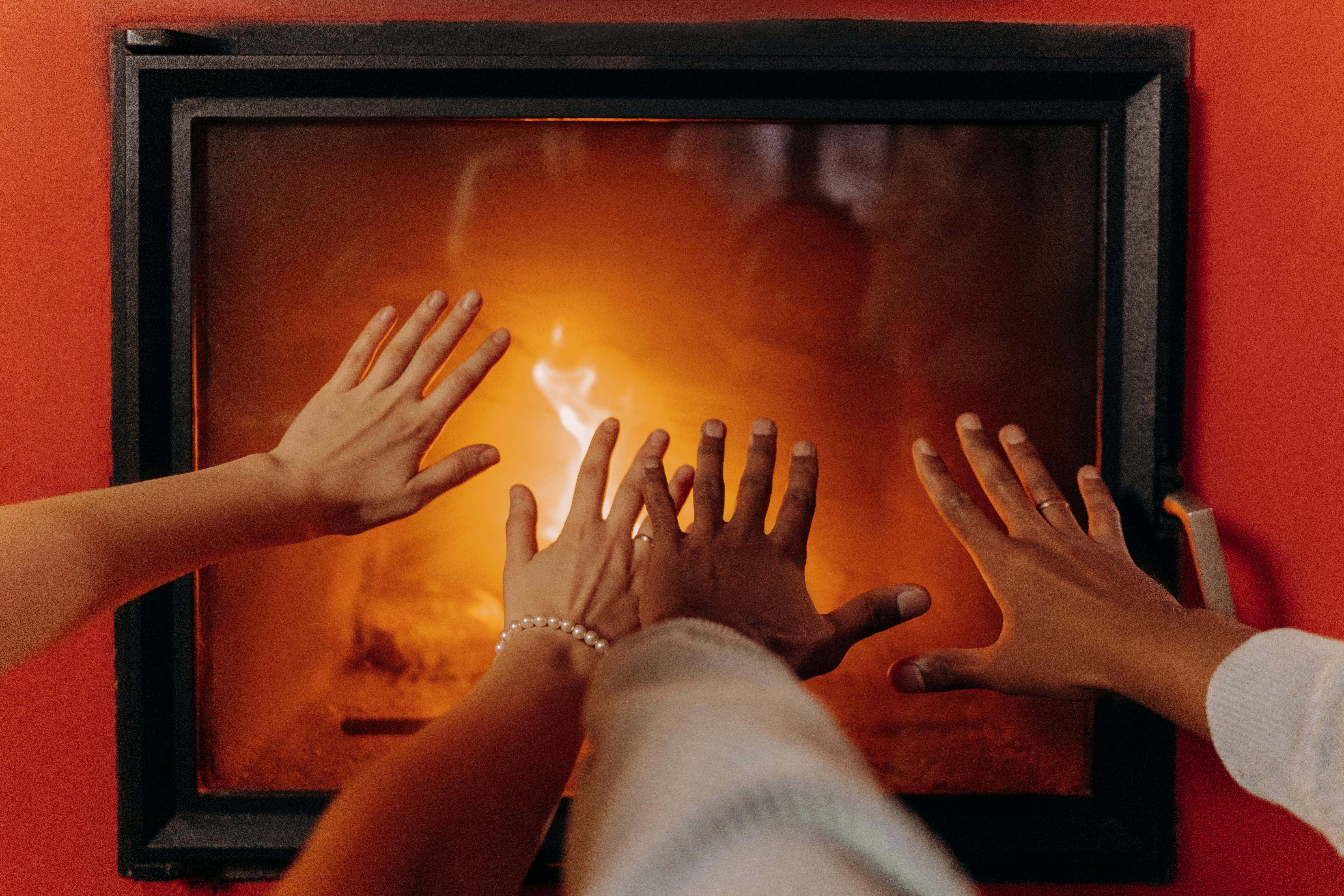 Varias personas se calientan en una casa ante las bajas temperaturas de la calle