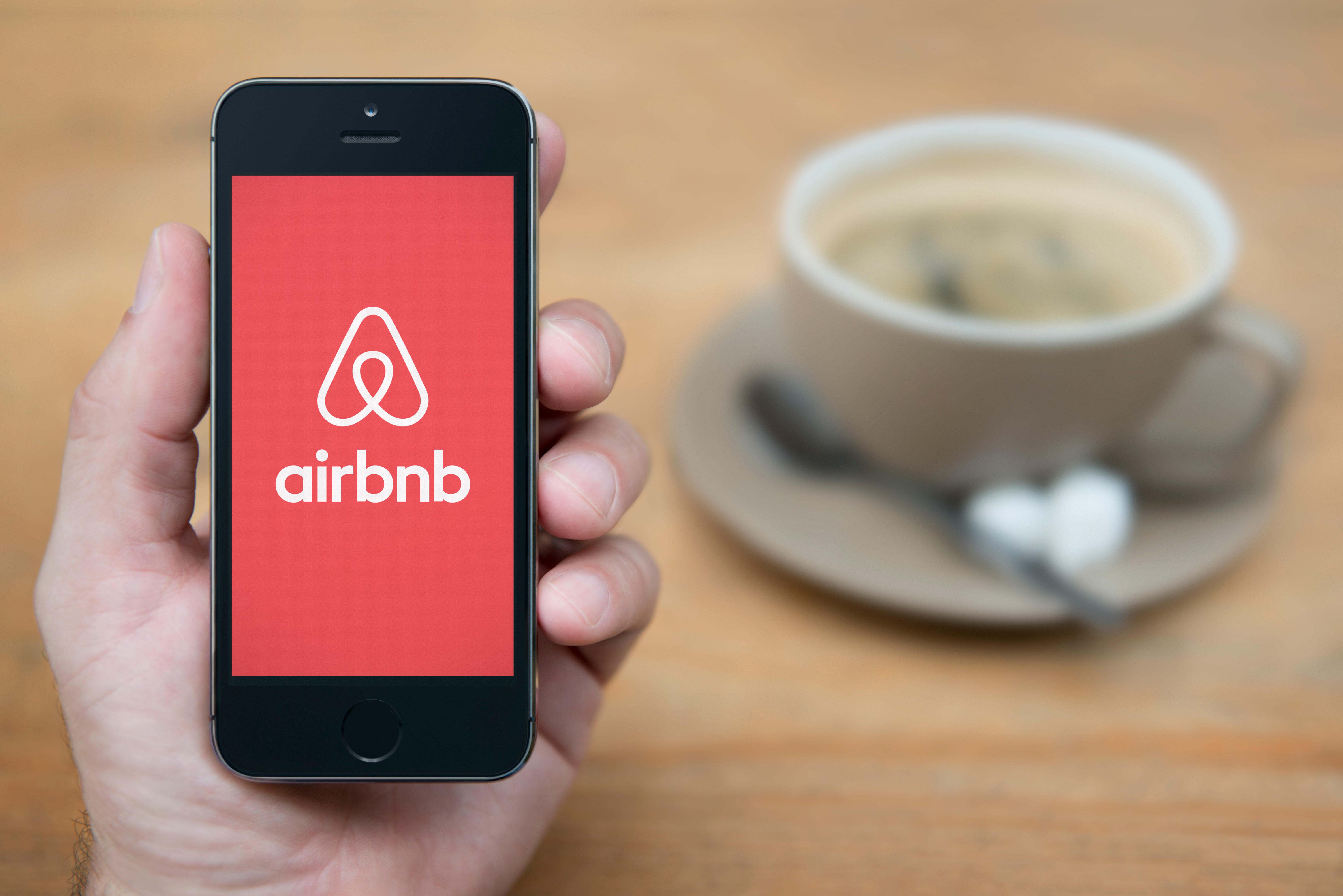 La aplicación de Airbnb en un dispositivo móvil