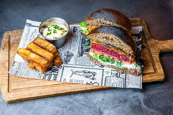 Hamburguesa-de-vaca-madurada-brioche-de-cerveza-negra-laminas-de-picana-madurada-cebolla-pochada-tomate-de-Barbastro-y-queso-D-Origen.jpg