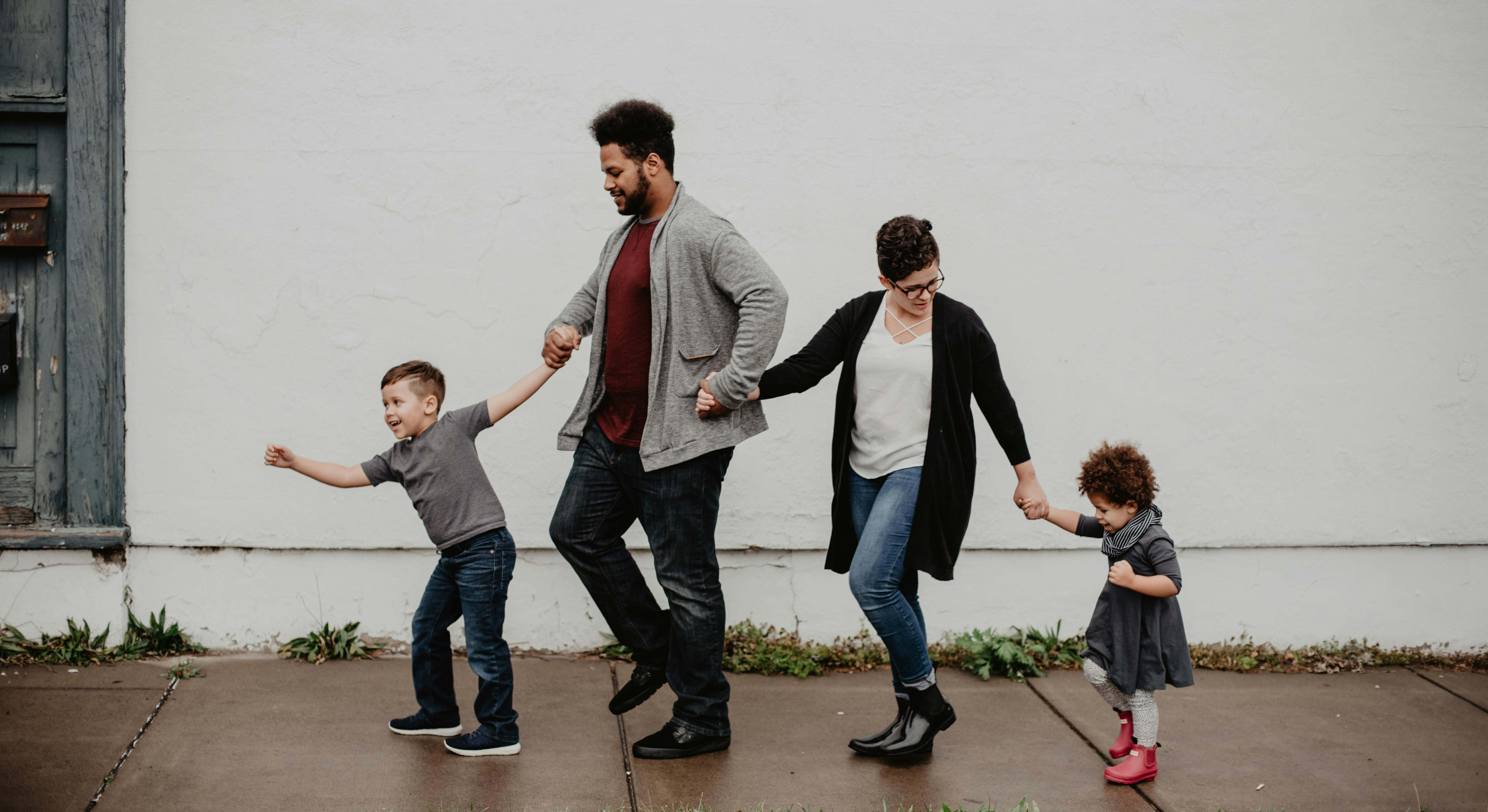 Una familia da un paseo en un día lluvioso