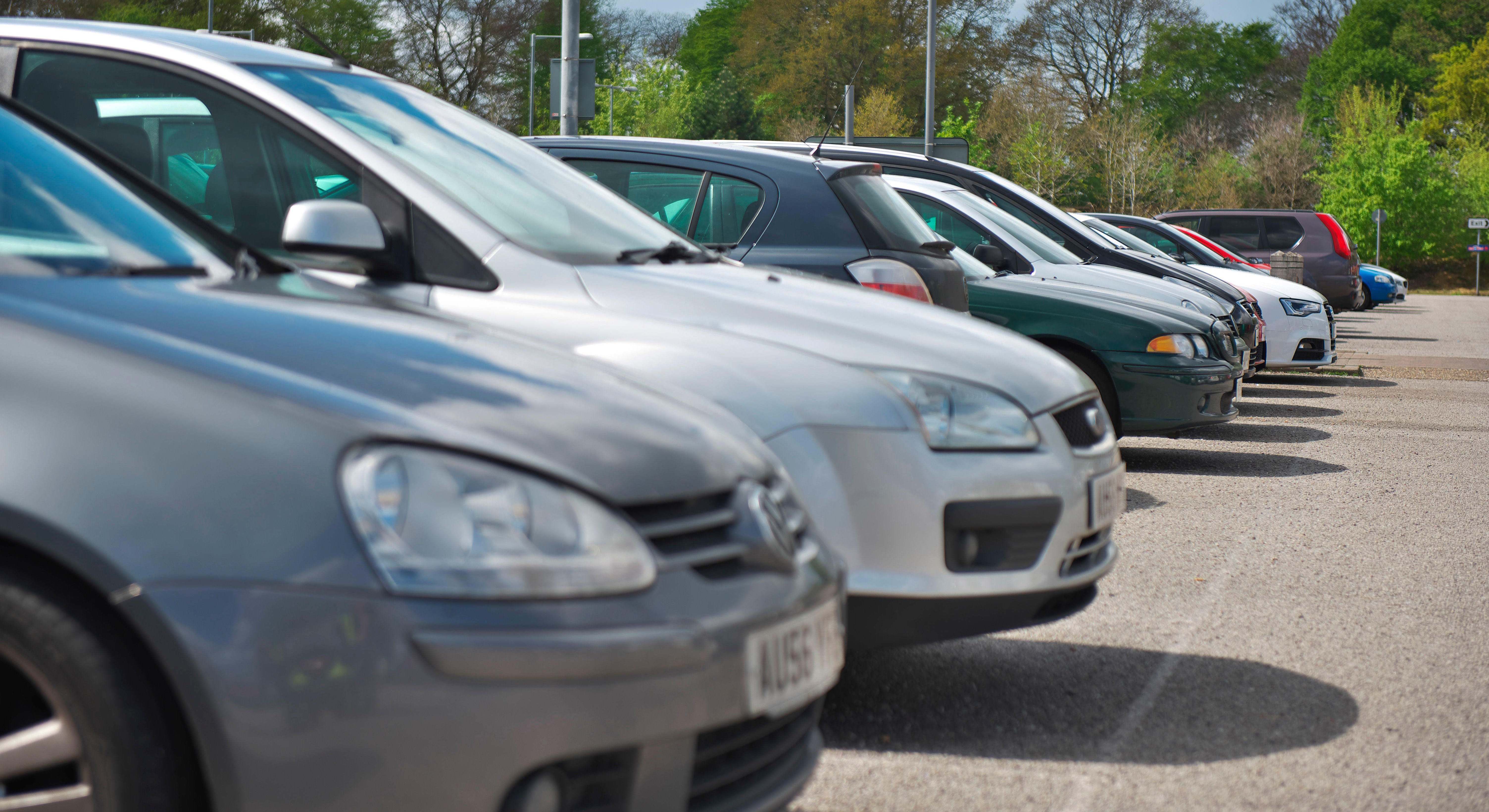 Coches estacionados en aparcamiento