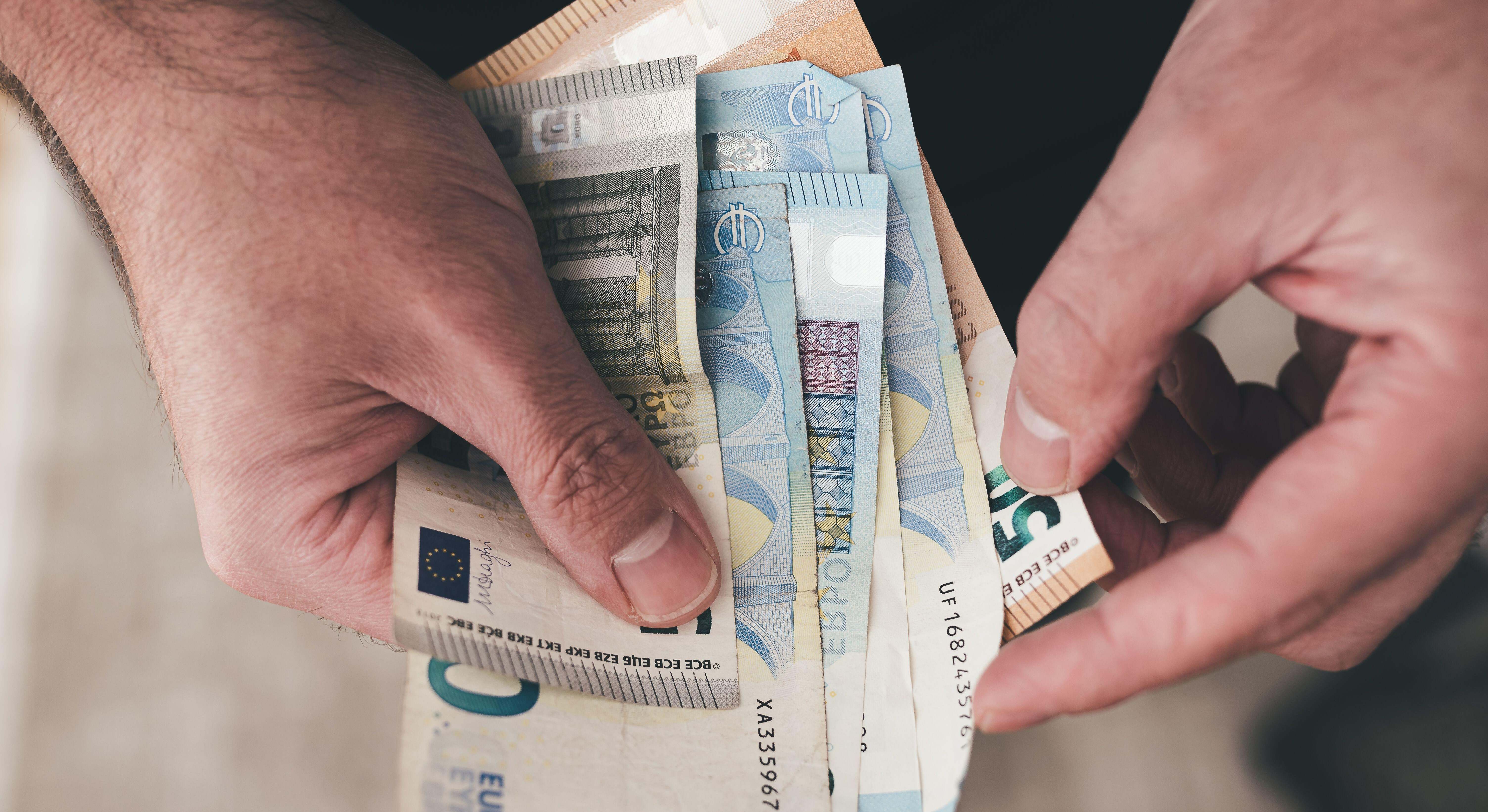 Persona contando dinero