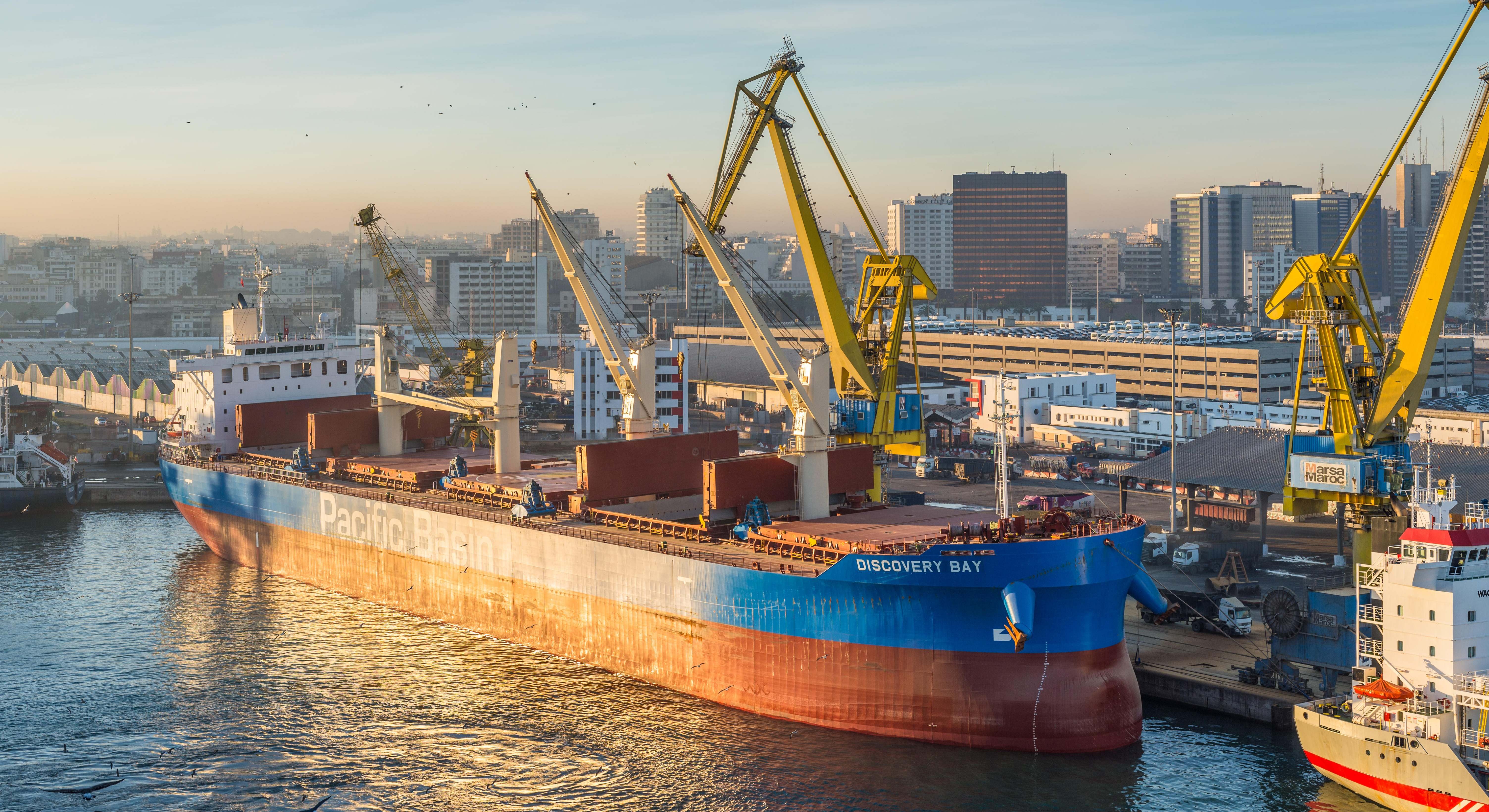 Un buque de carga vacío, en el puerto de Casablanca