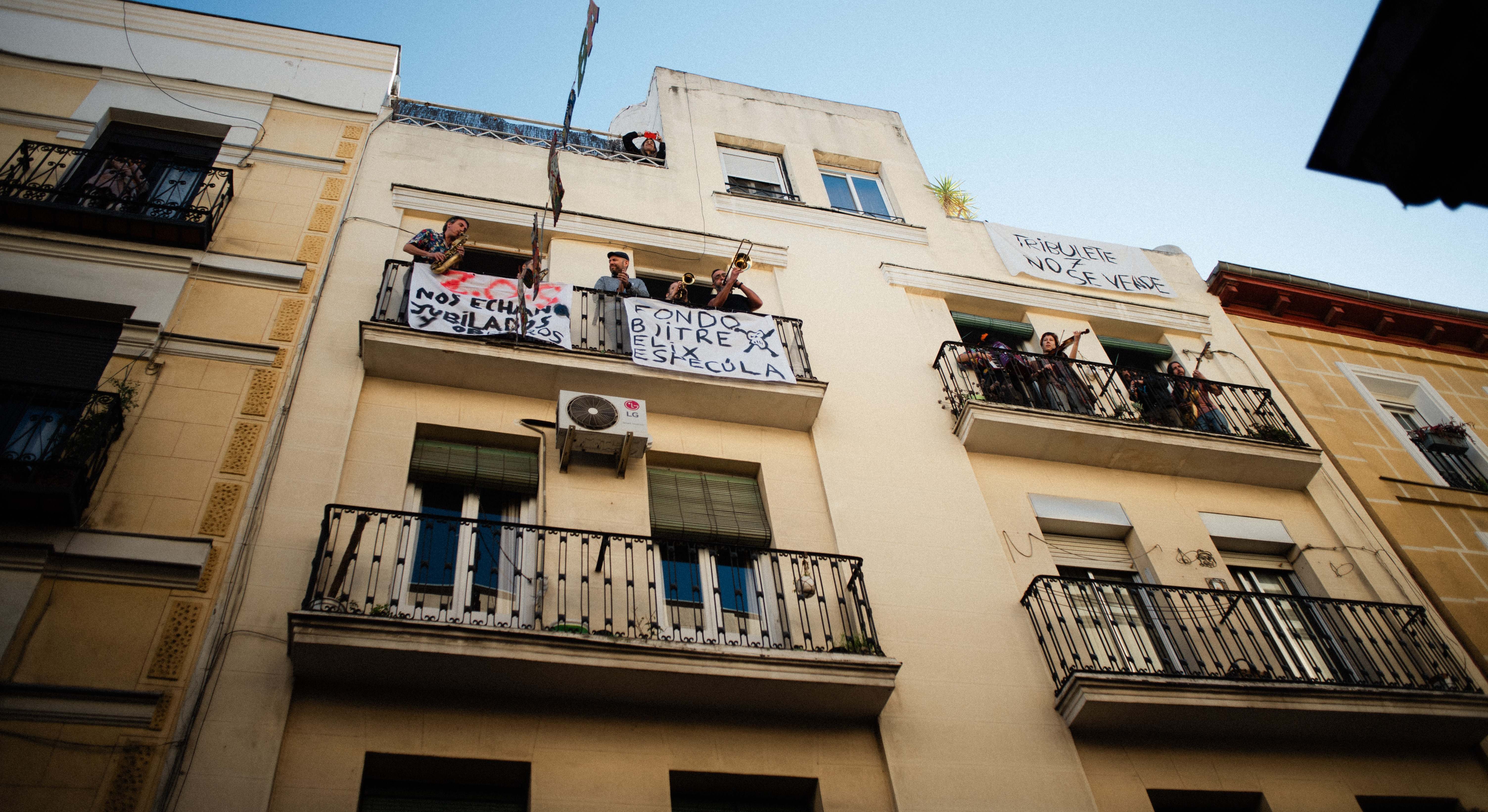 Pancartas en Tribulete 7 contra la venta del edificio a Elix. Foto: Europa Press