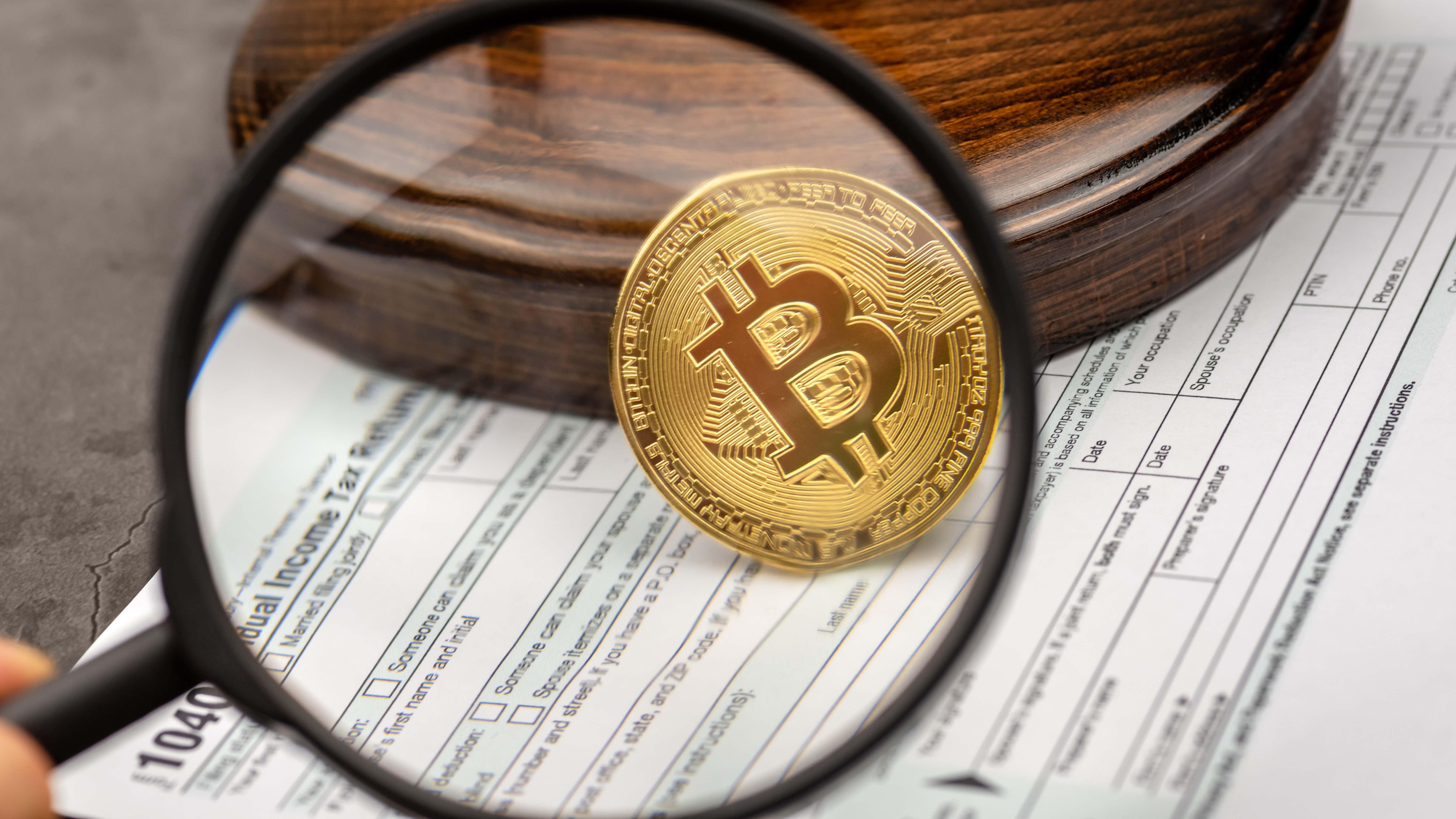 Vigilancia a las criptomonedas representada con una lupa. Foto: iStock